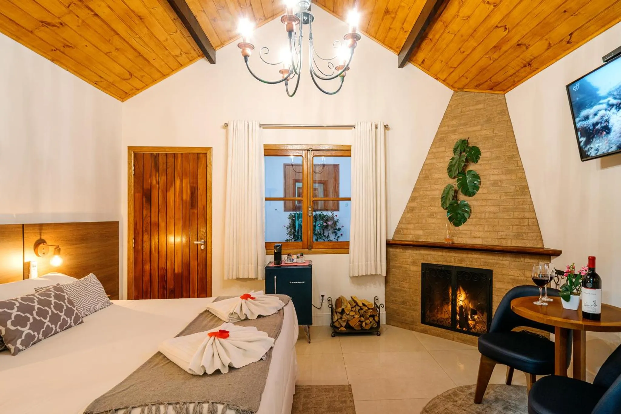 Photo of the whole room, Bed in Pousada Valle das Flores Monte Verde