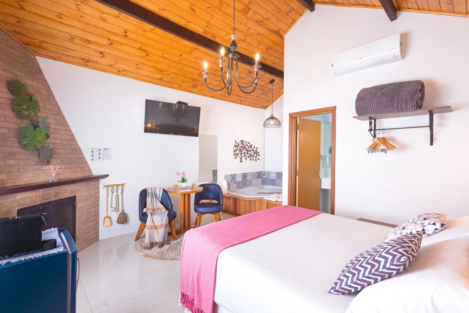 Hot Tub, Bed in Pousada Valle das Flores Monte Verde