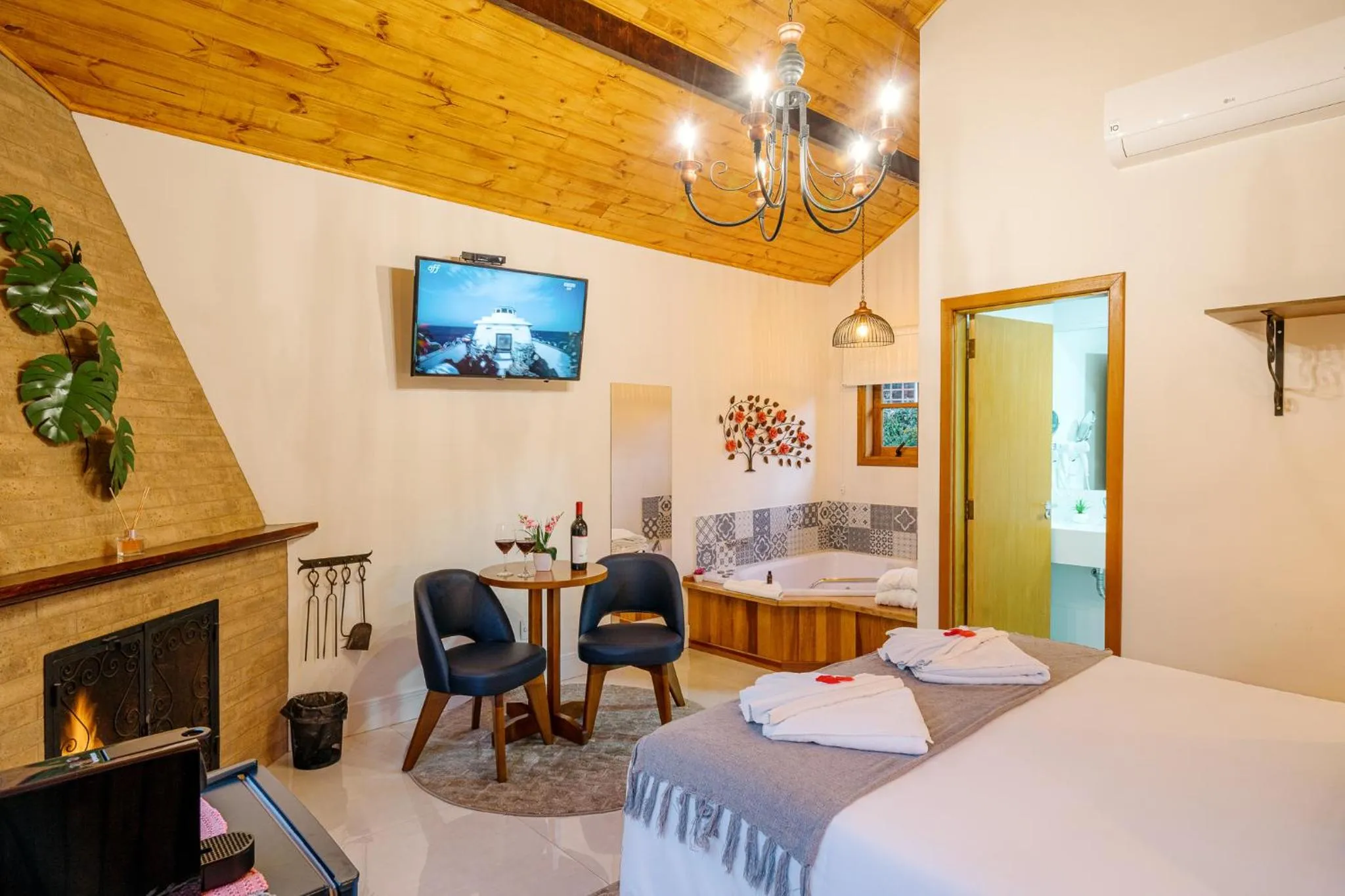 Hot Tub, Bed in Pousada Valle das Flores Monte Verde