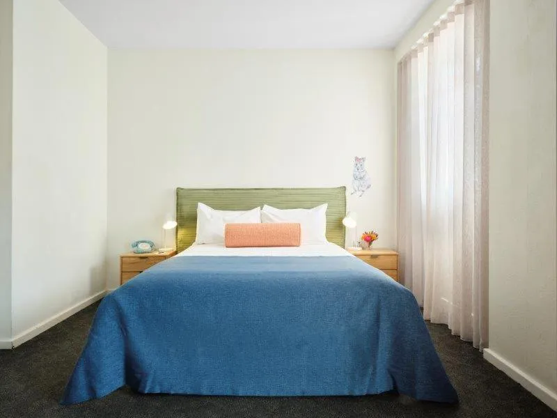 Bed in Baileys Parkside Motel by VetroBlu