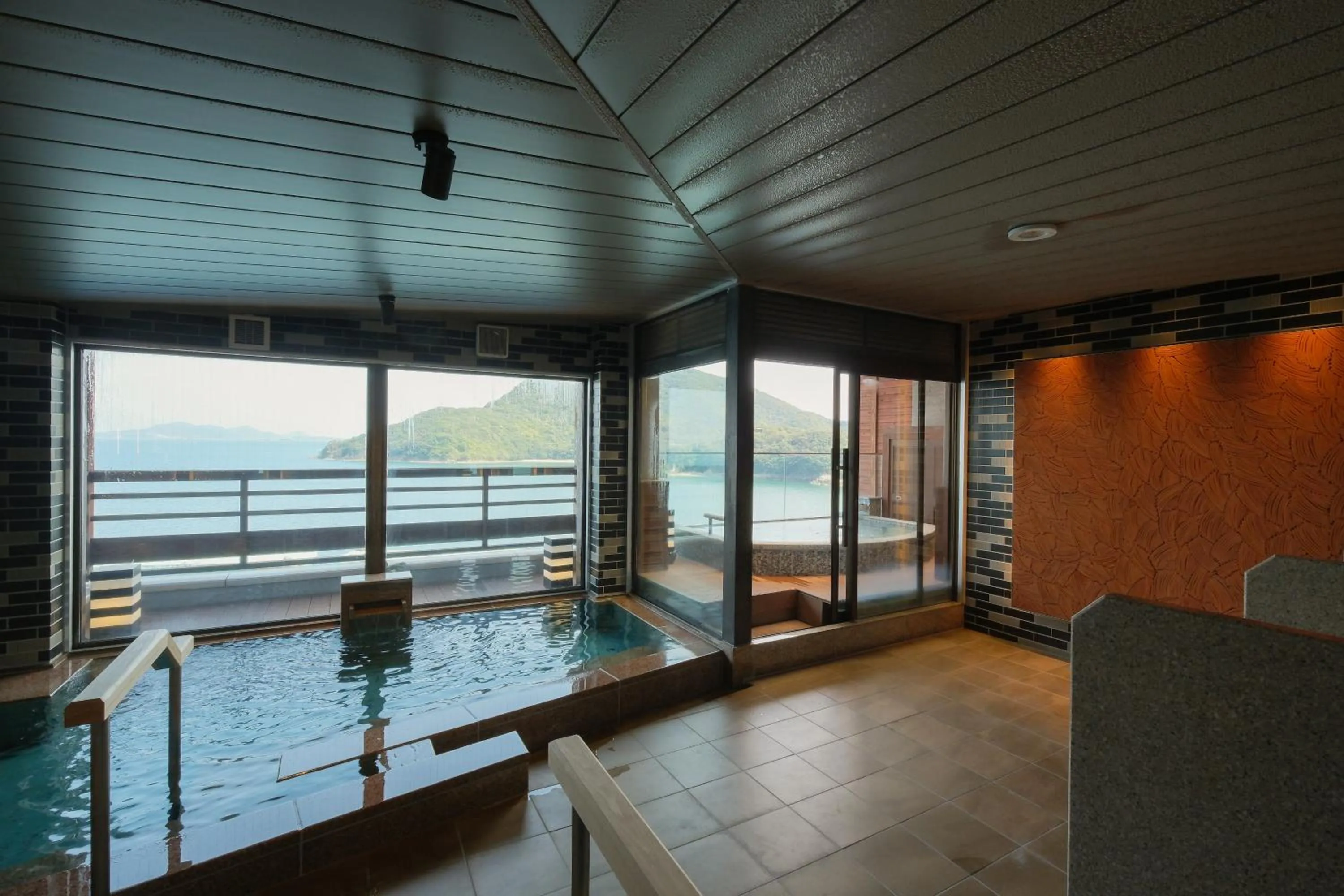 Hot Spring Bath in Keishokan Sazanamitei