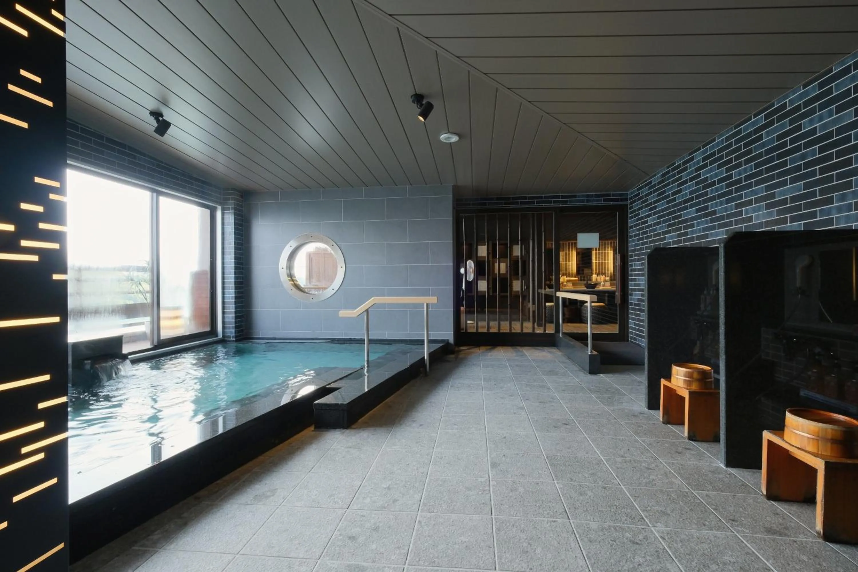 Hot Spring Bath in Keishokan Sazanamitei