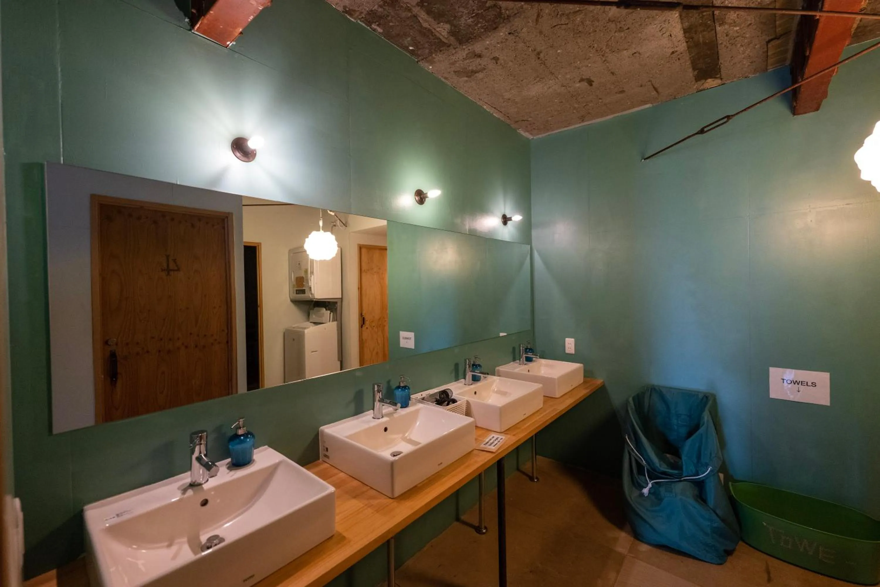 Bathroom in Kamp Houkan-cho Backpacker's Inn & Lounge