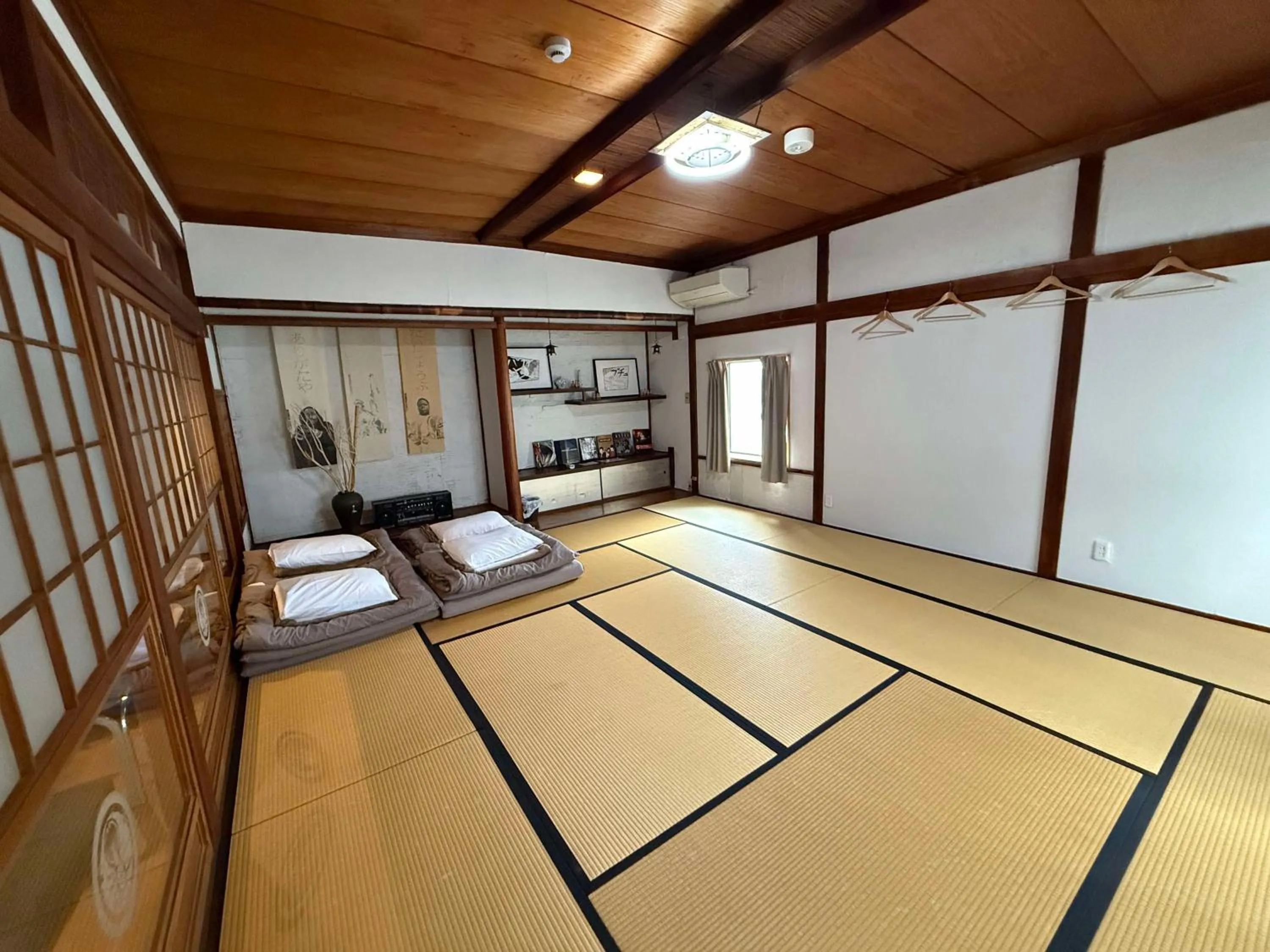 Photo of the whole room in Kamp Houkan-cho Backpacker's Inn & Lounge