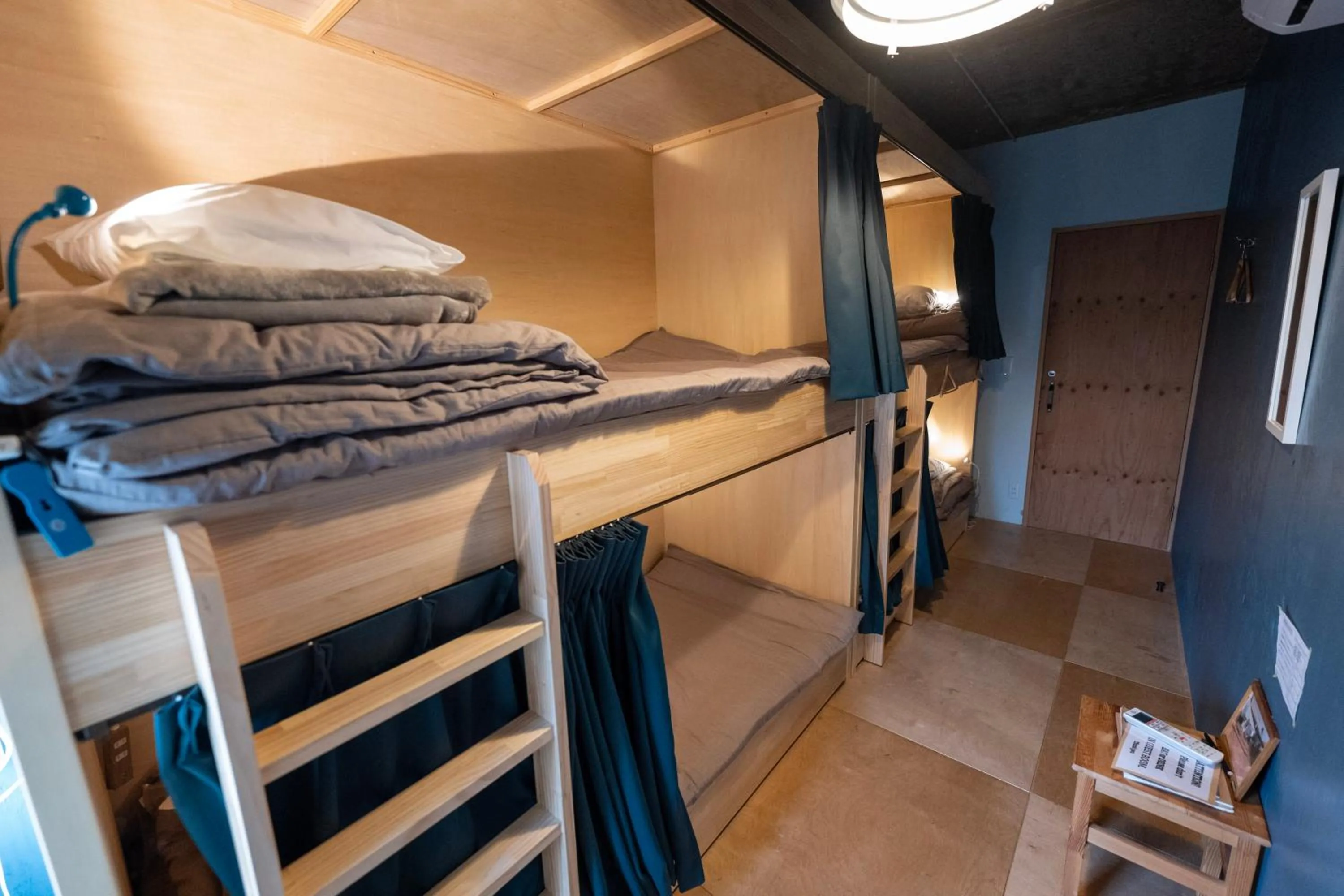 Bed in Kamp Houkan-cho Backpacker's Inn & Lounge