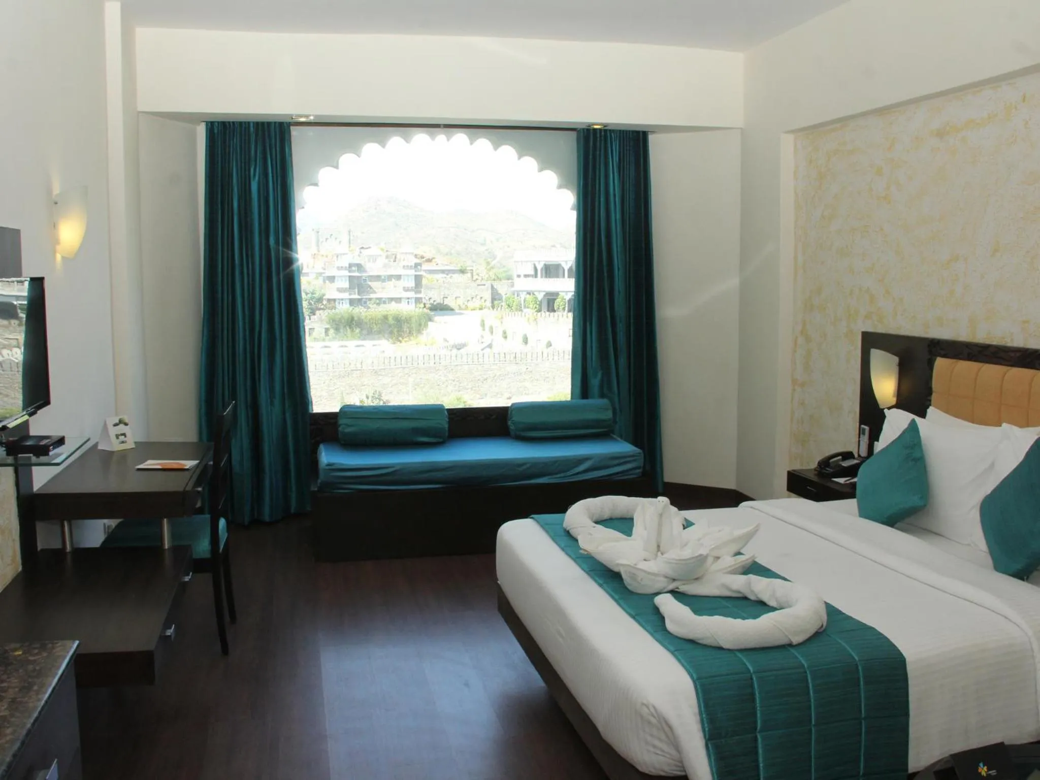 Photo of the whole room, Bed in Club Mahindra Udaipur