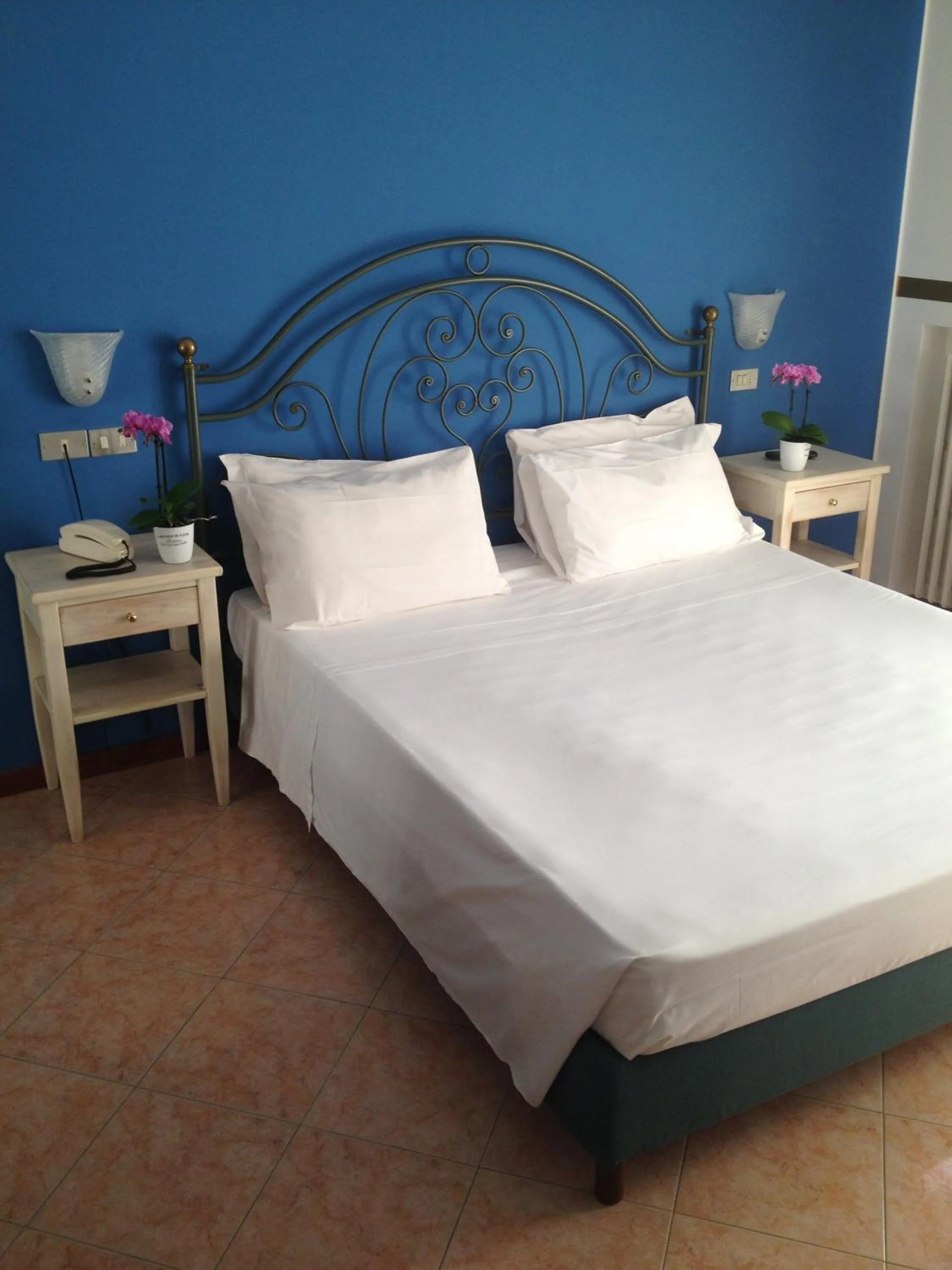 Photo of the whole room, Bed in Hotel Benacus