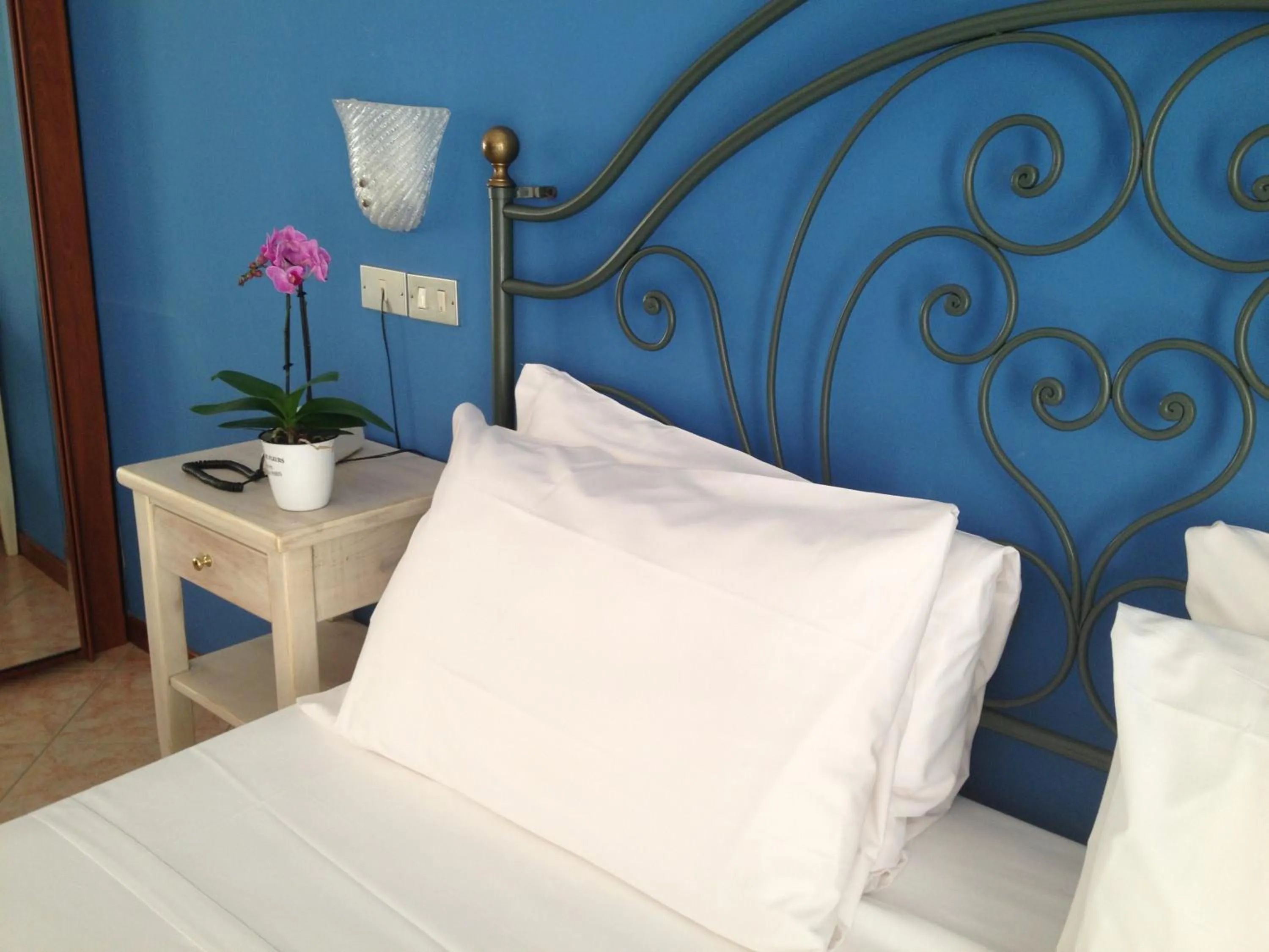 Photo of the whole room, Bed in Hotel Benacus