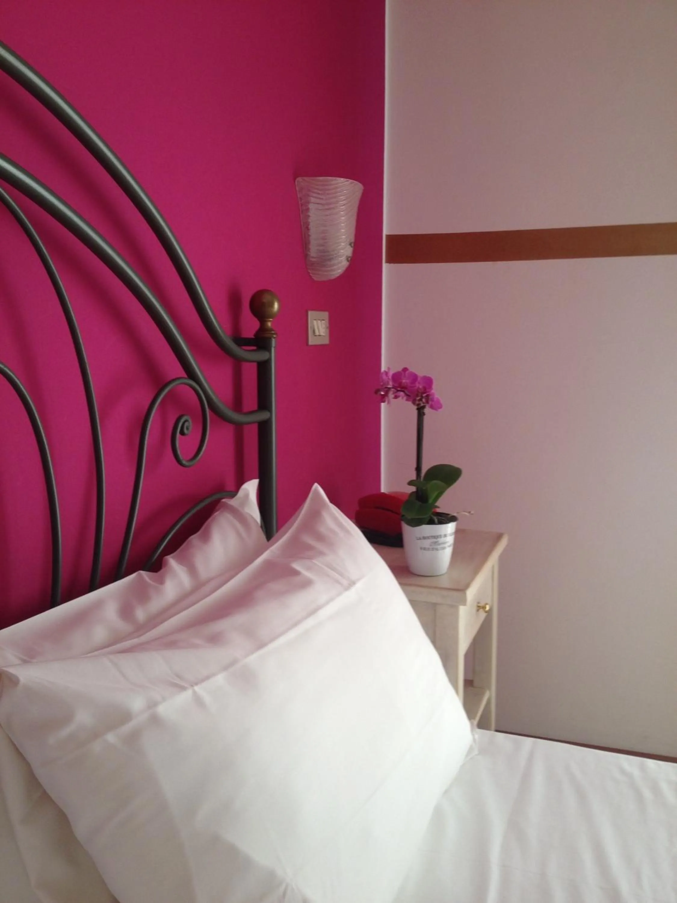 Photo of the whole room, Bed in Hotel Benacus