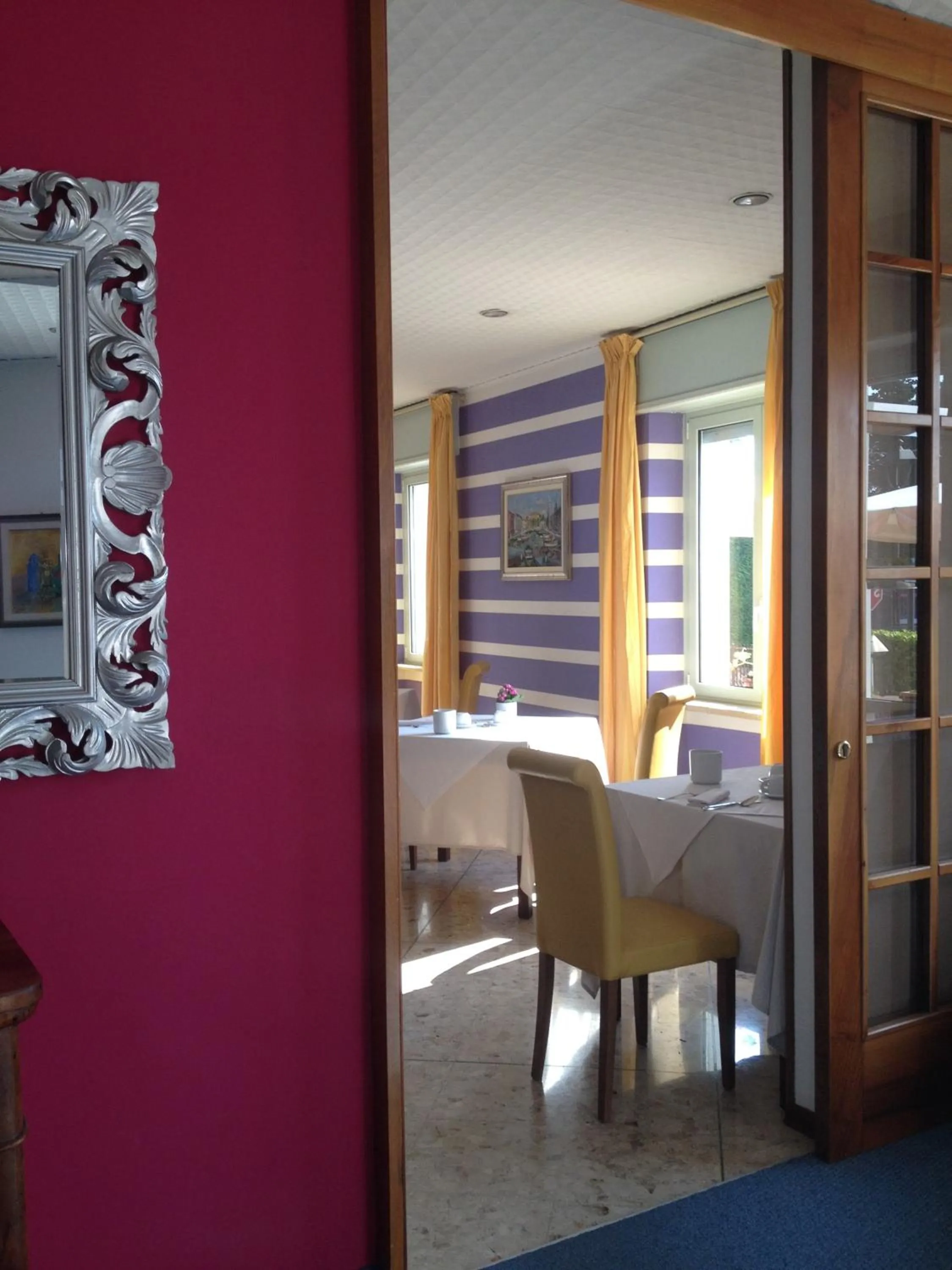 Restaurant/places to eat in Hotel Benacus