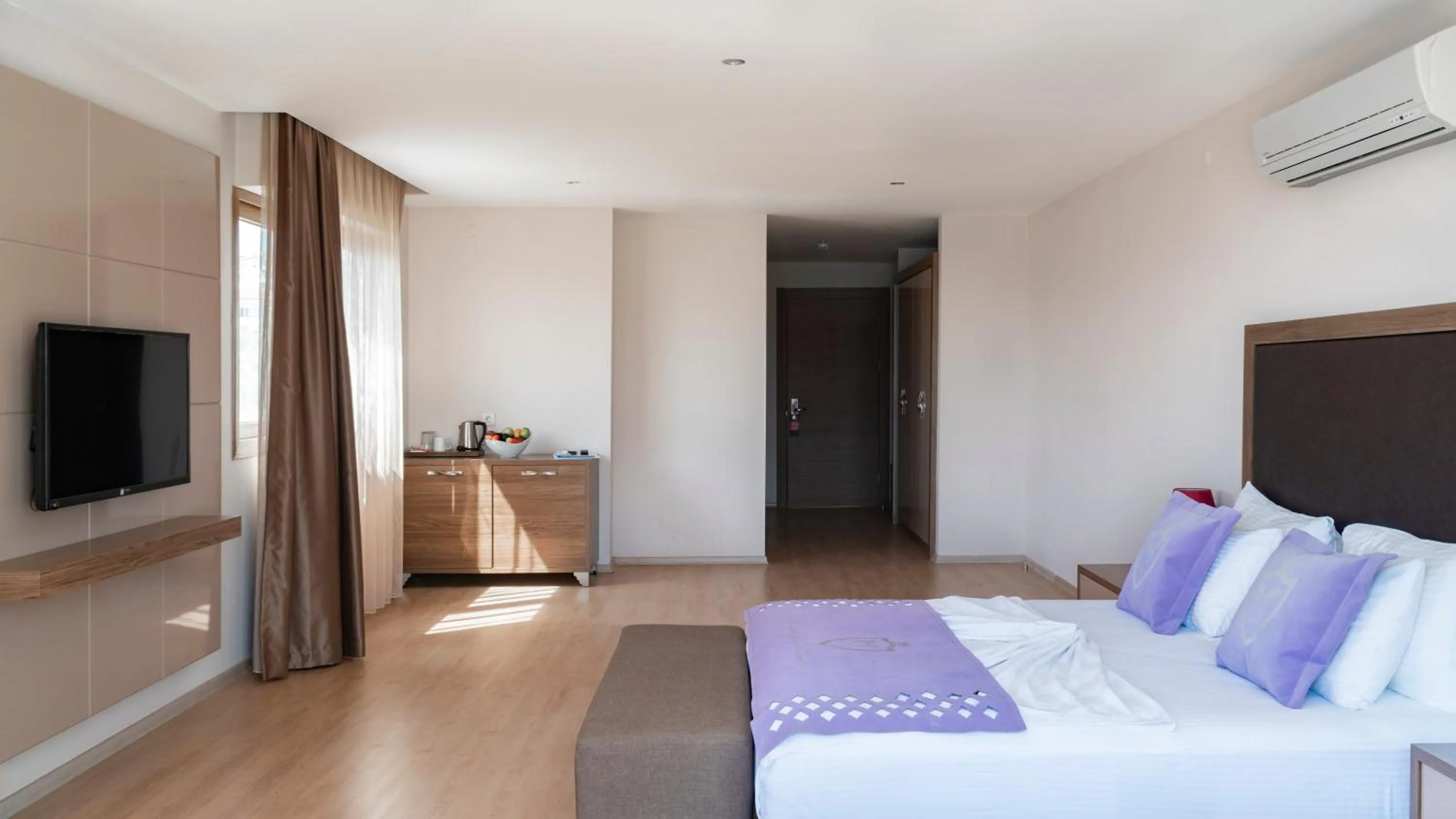 Photo of the whole room, Bed in Ladies Beach Suite Hotel