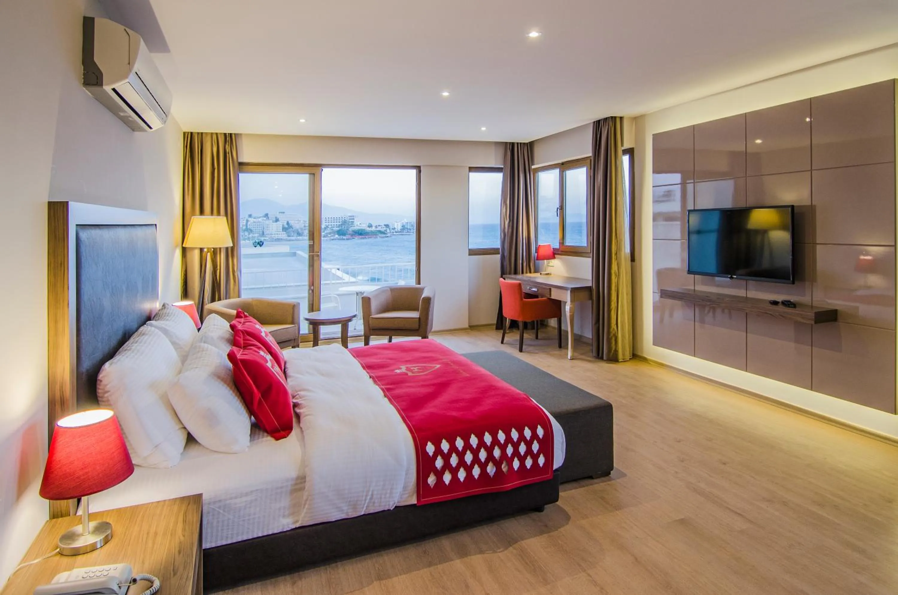 Communal lounge/ TV room, Bed in Ladies Beach Suite Hotel