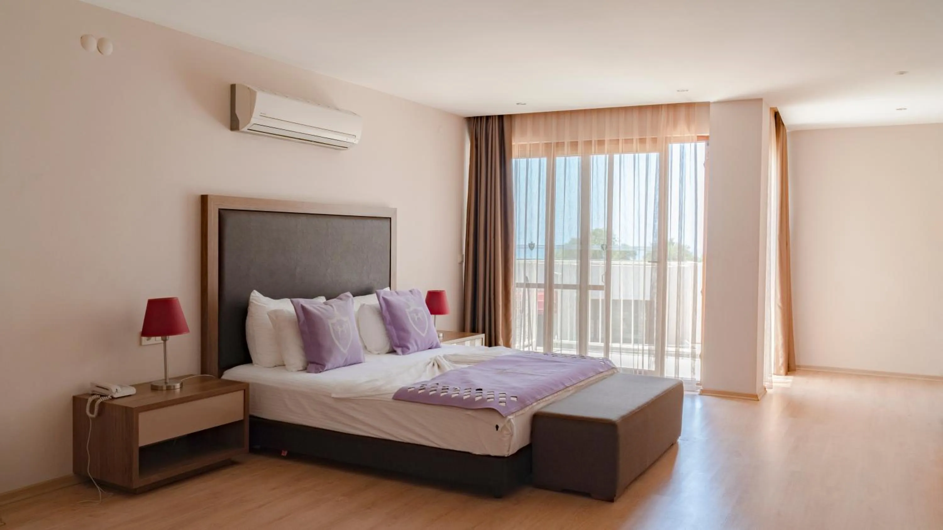 Bedroom, Bed in Ladies Beach Suite Hotel