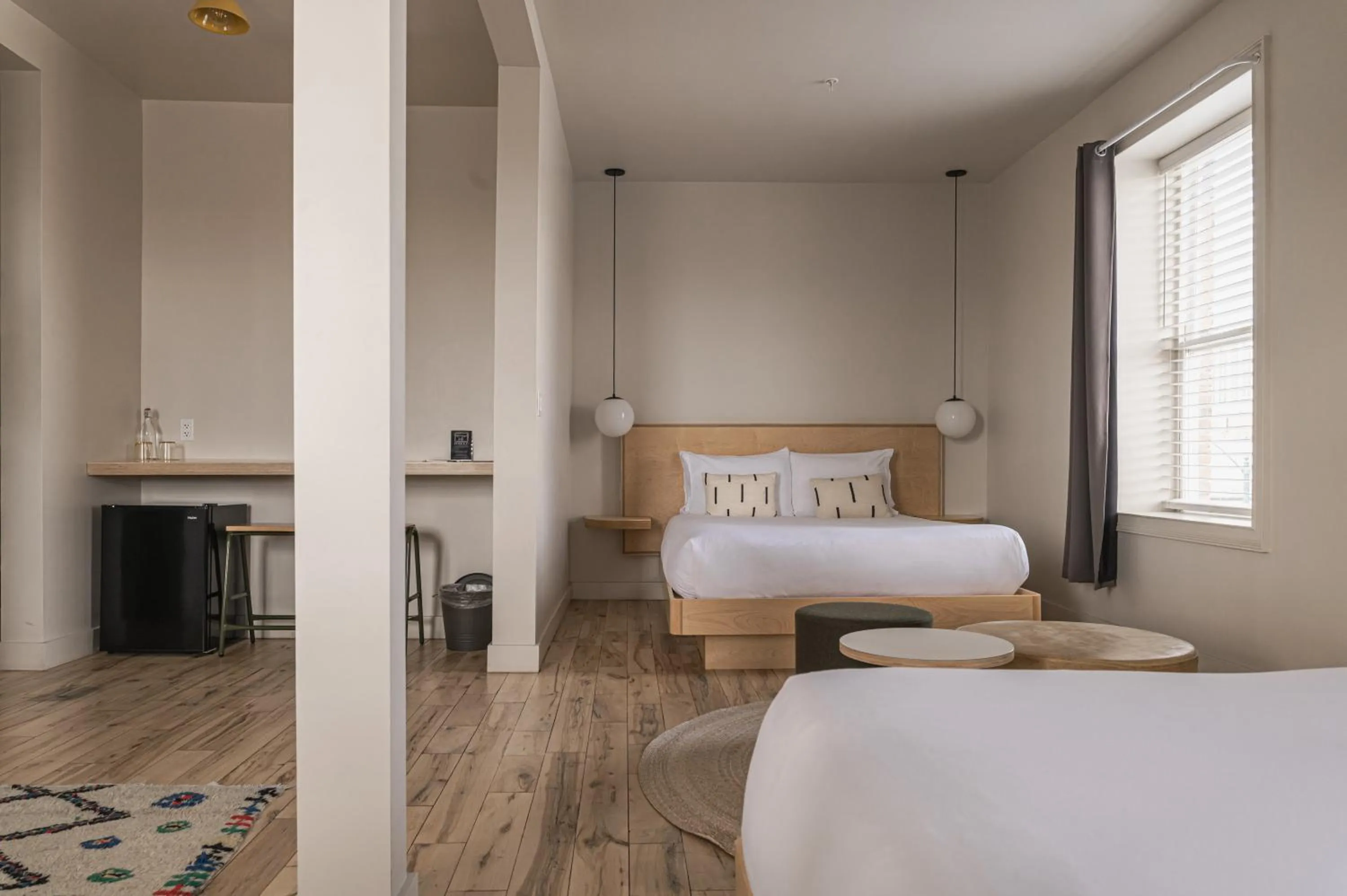 Living room, Bed in The Jesse Hotel & Bar