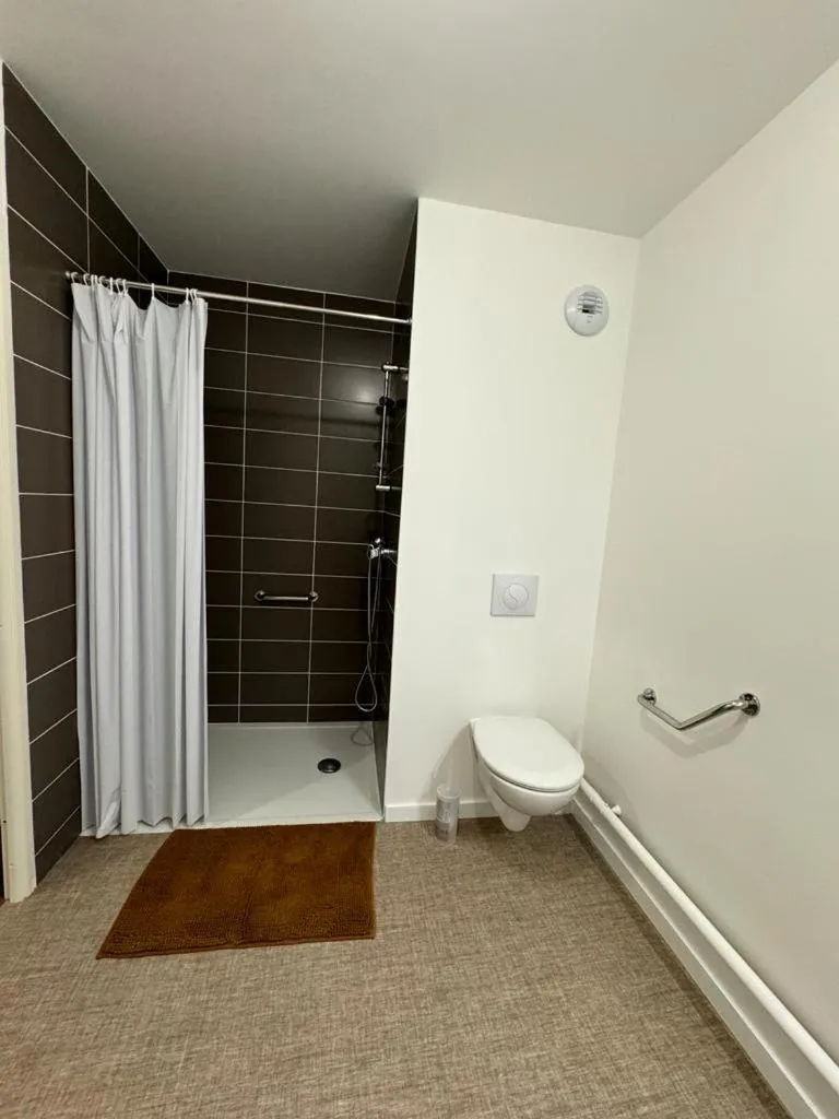 Shower in Zenao Appart'hôtels Boulogne-sur-Mer - La Rose des Vents