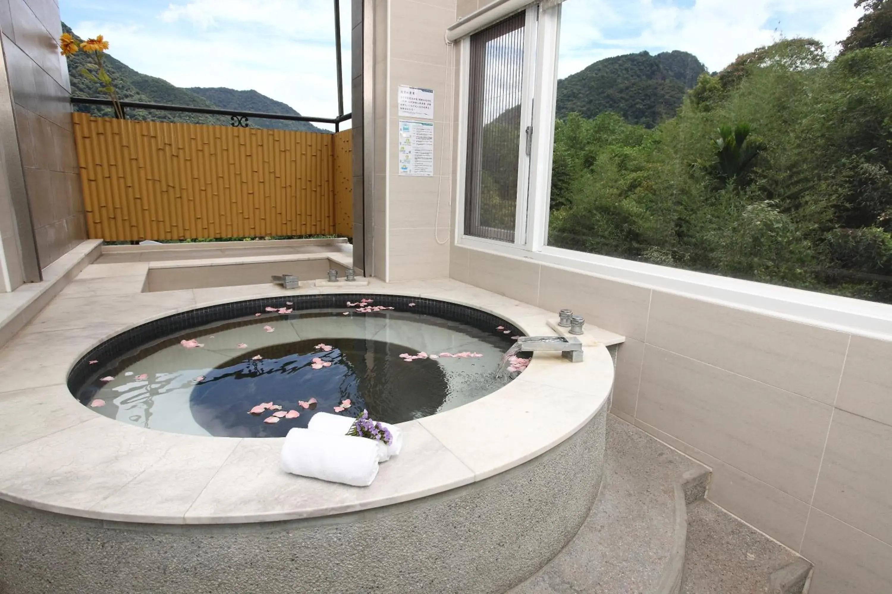 Deluxe Quadruple Room in Hotspring World Wulai Deluxe Quadruple Room in Hotspring World Wulai