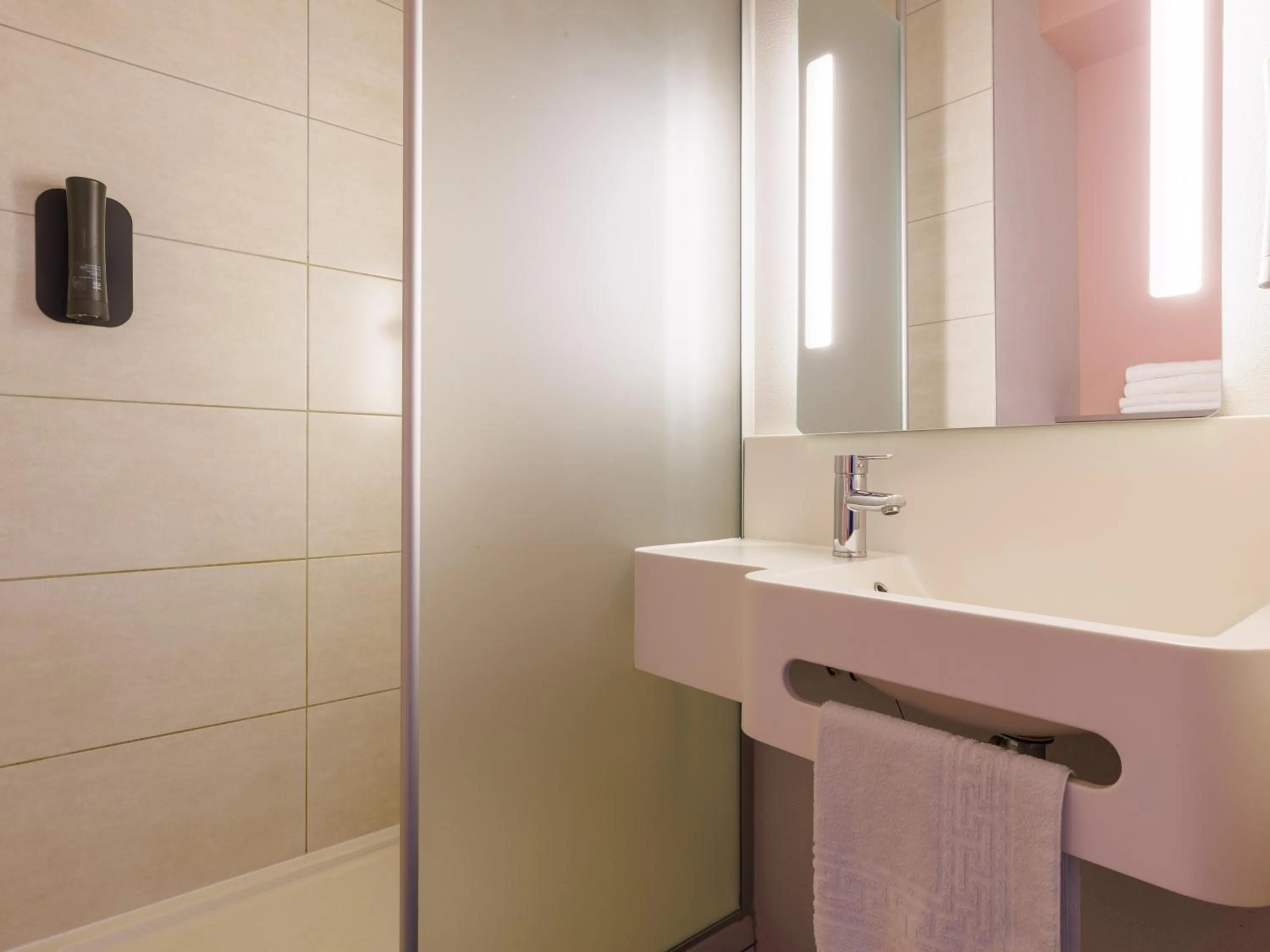 Bathroom in B&B HOTEL Clermont-Ferrand Nord Riom