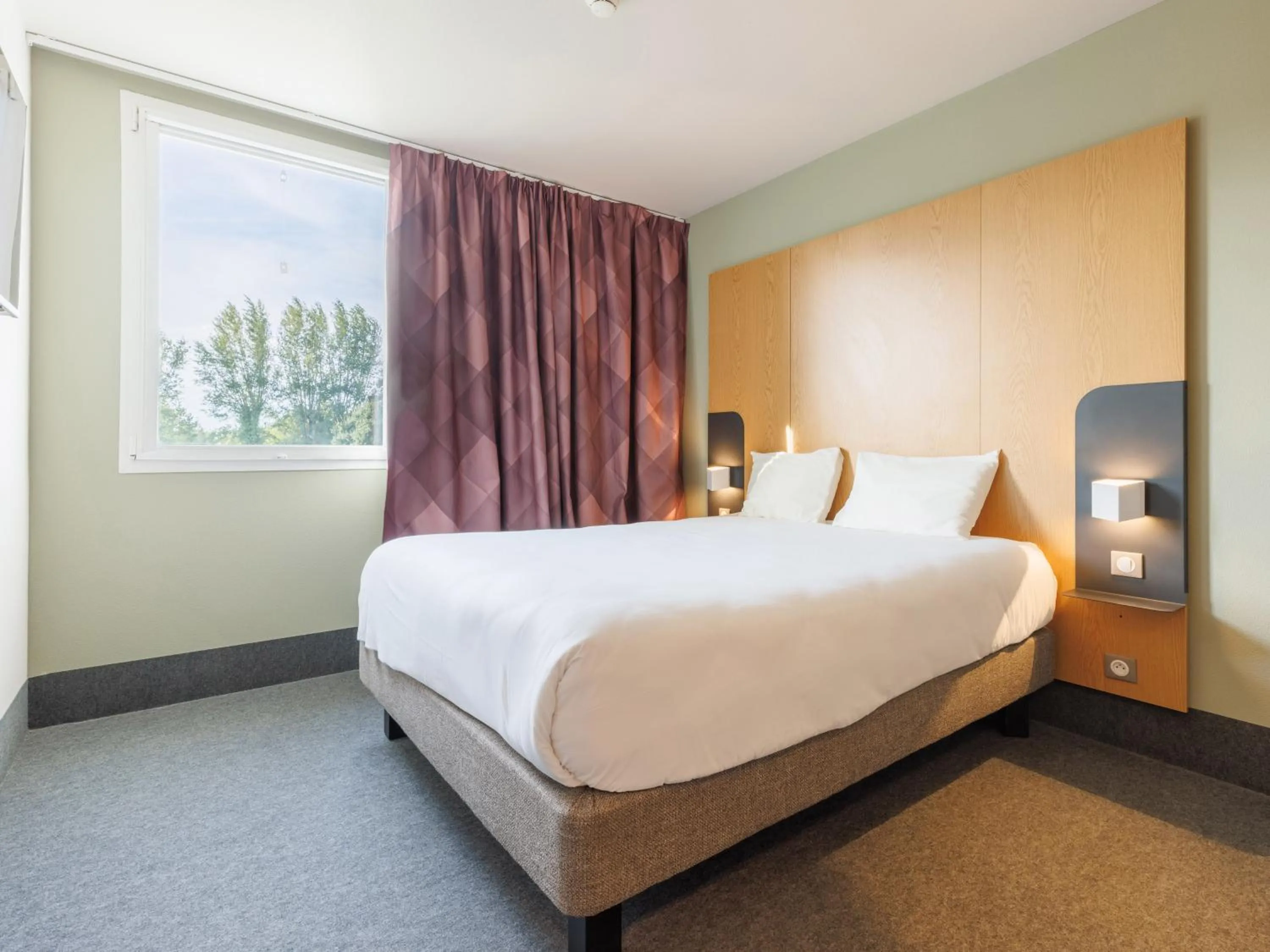 Bedroom, Bed in B&B HOTEL Clermont-Ferrand Nord Riom