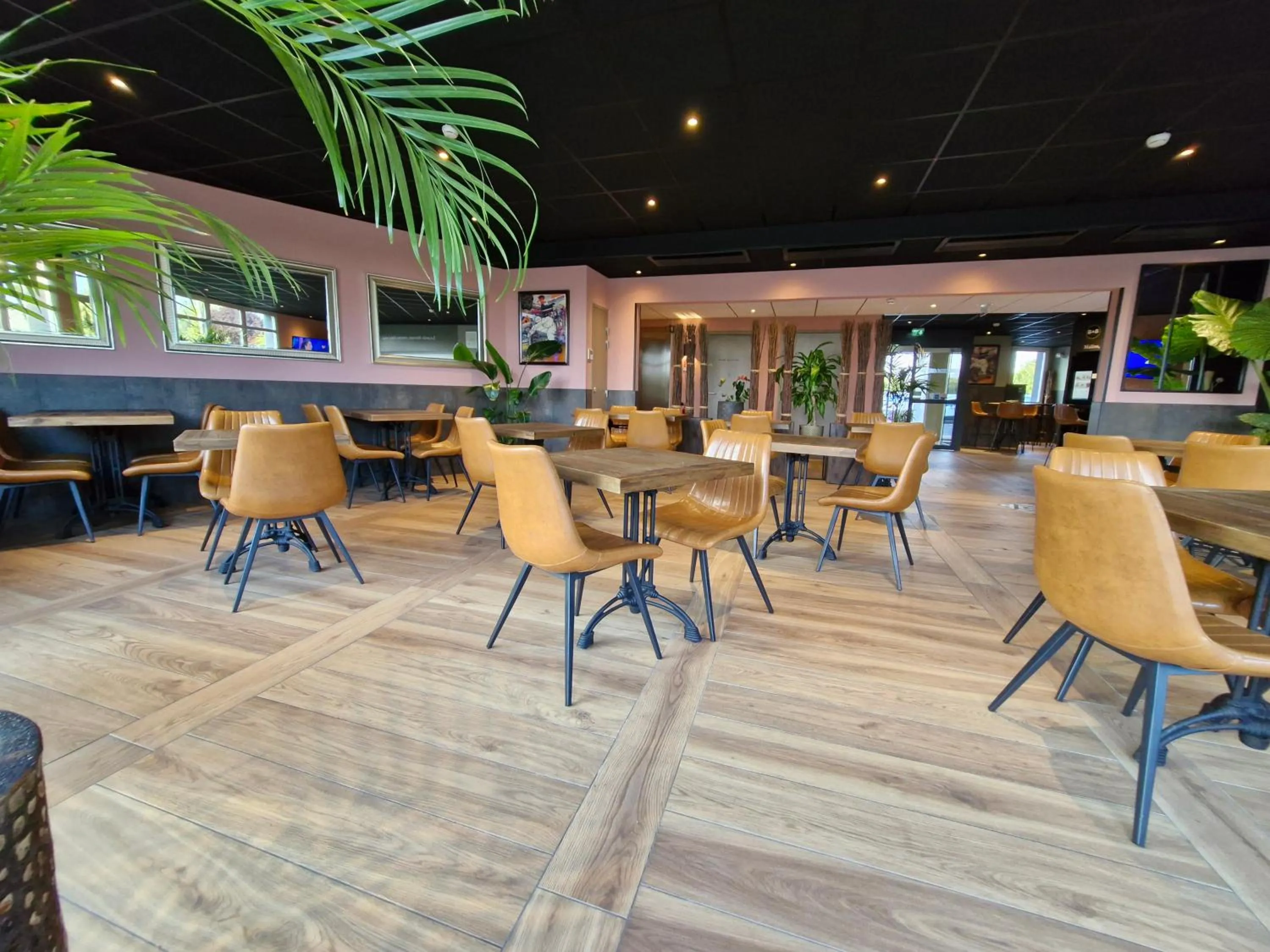 Restaurant/places to eat in B&B HOTEL Clermont-Ferrand Nord Riom