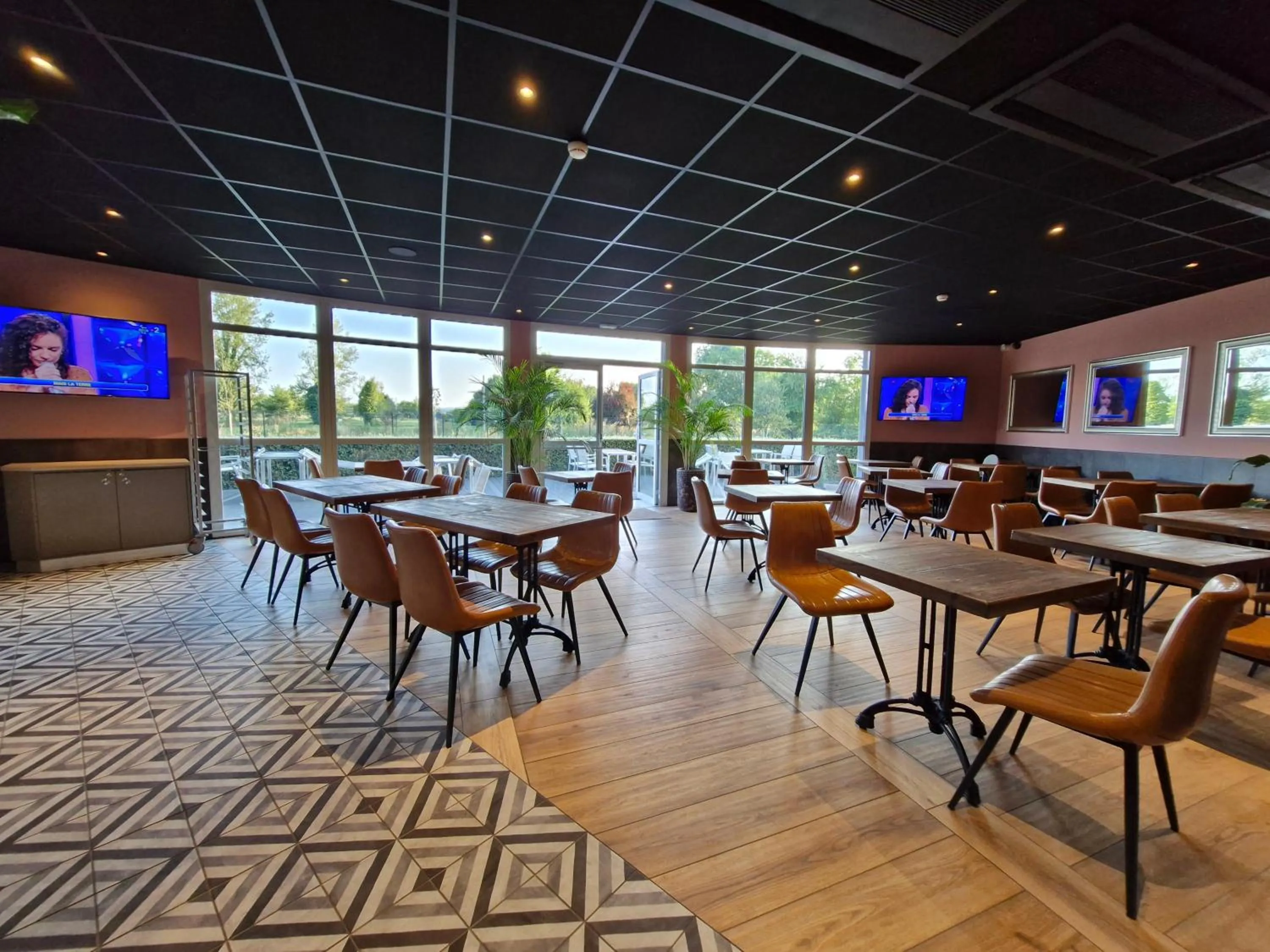 Restaurant/places to eat in B&B HOTEL Clermont-Ferrand Nord Riom