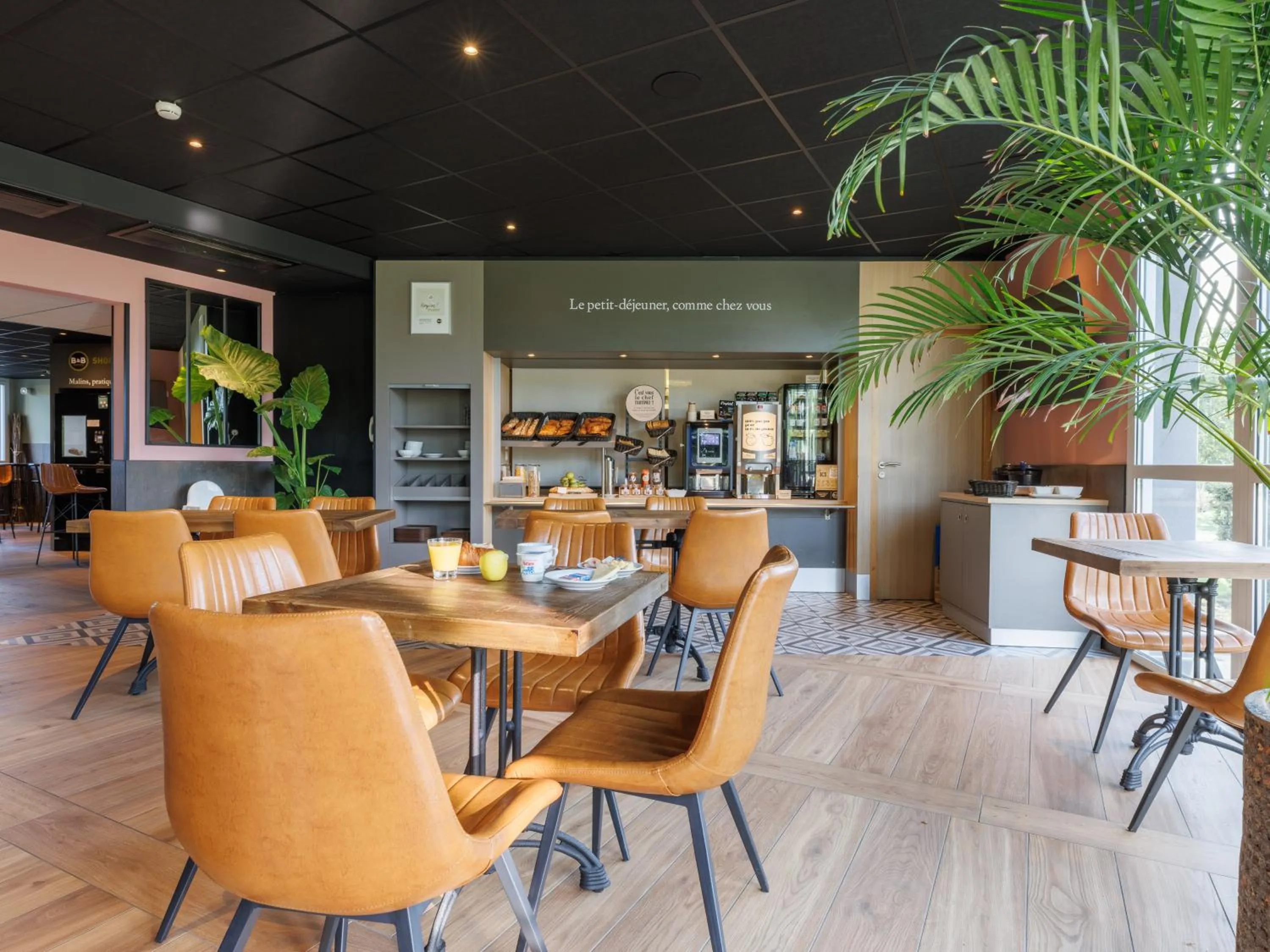 Restaurant/places to eat in B&B HOTEL Clermont-Ferrand Nord Riom