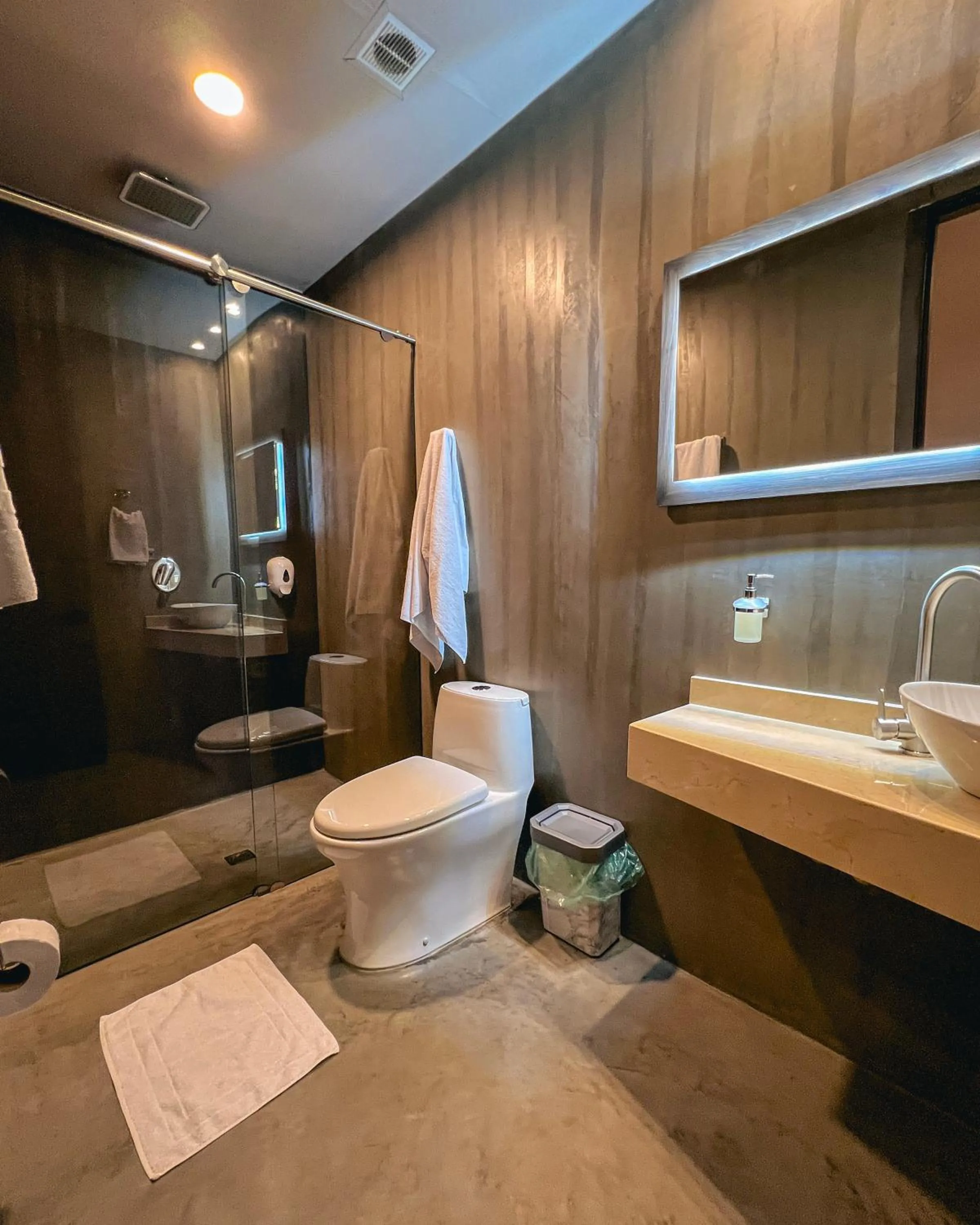 Shower in Balmoral Plaza Hotel