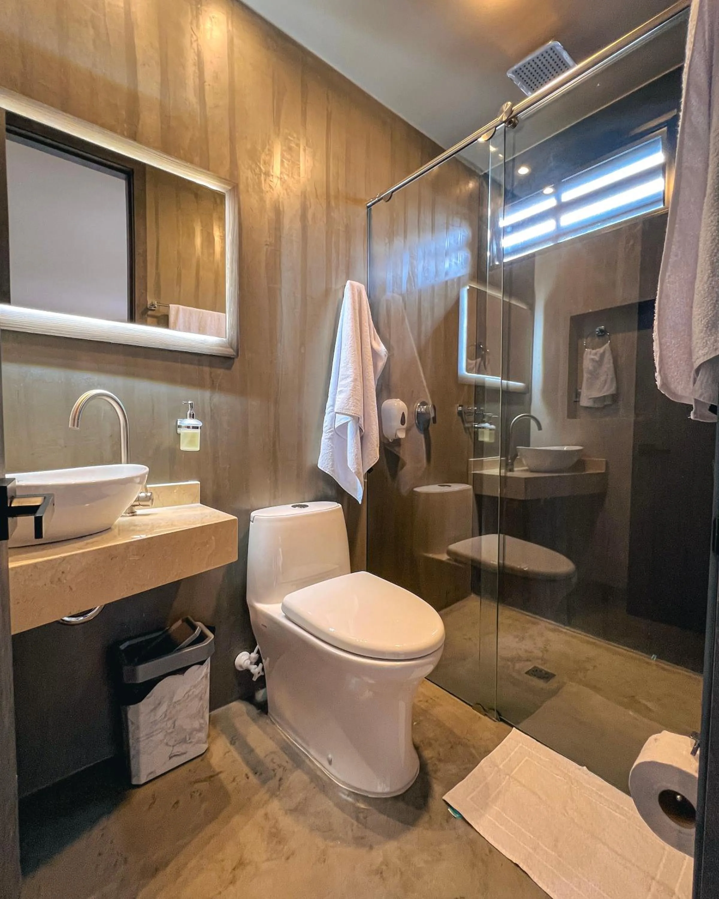 Shower in Balmoral Plaza Hotel