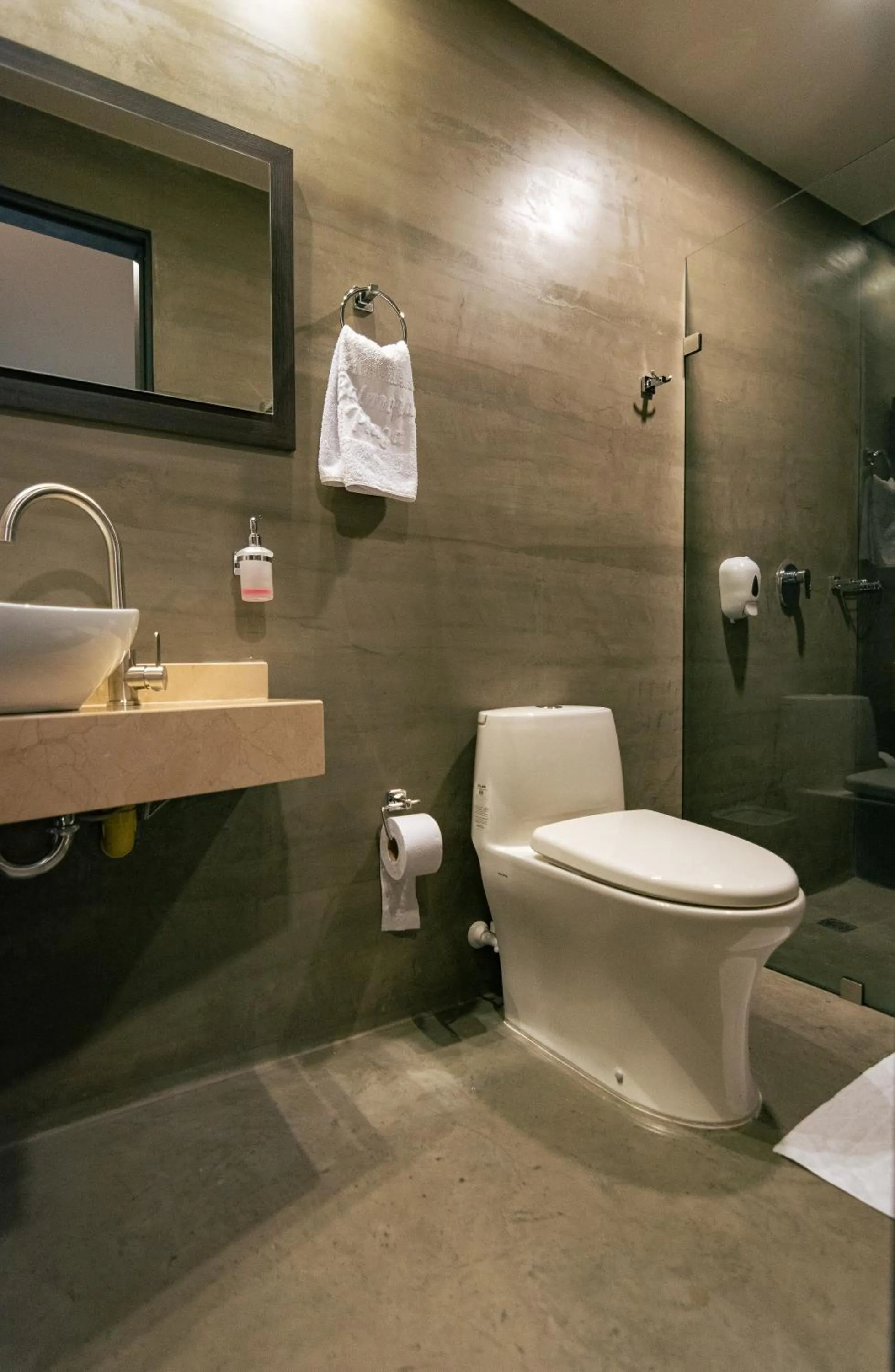 Shower in Balmoral Plaza Hotel