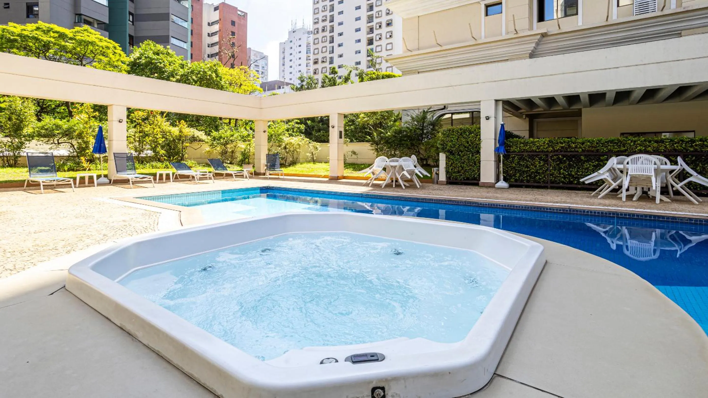 Hot Tub in You Stay at Vila Olimpia - The World