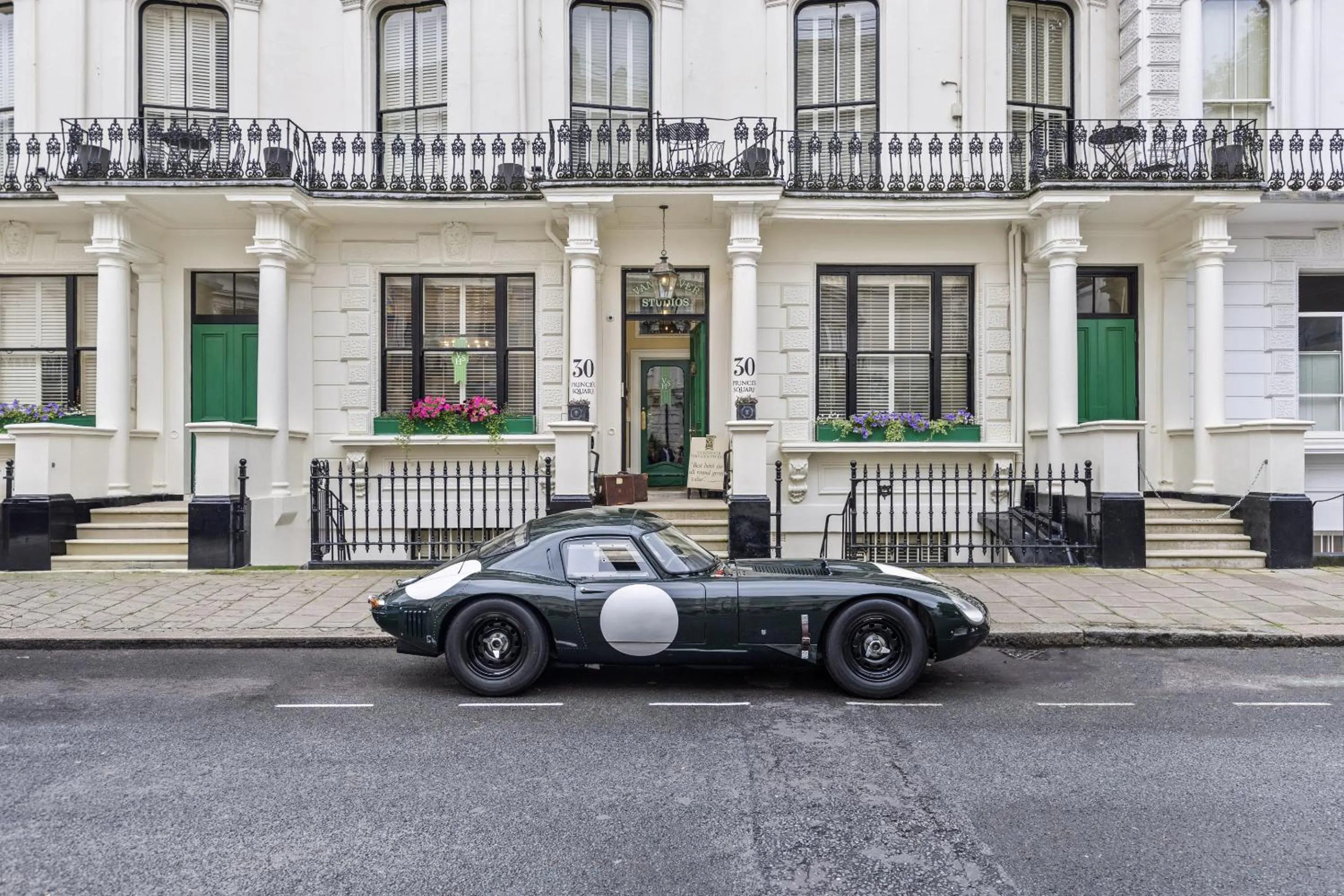 Facade/entrance in Vancouver Hotel and Studios