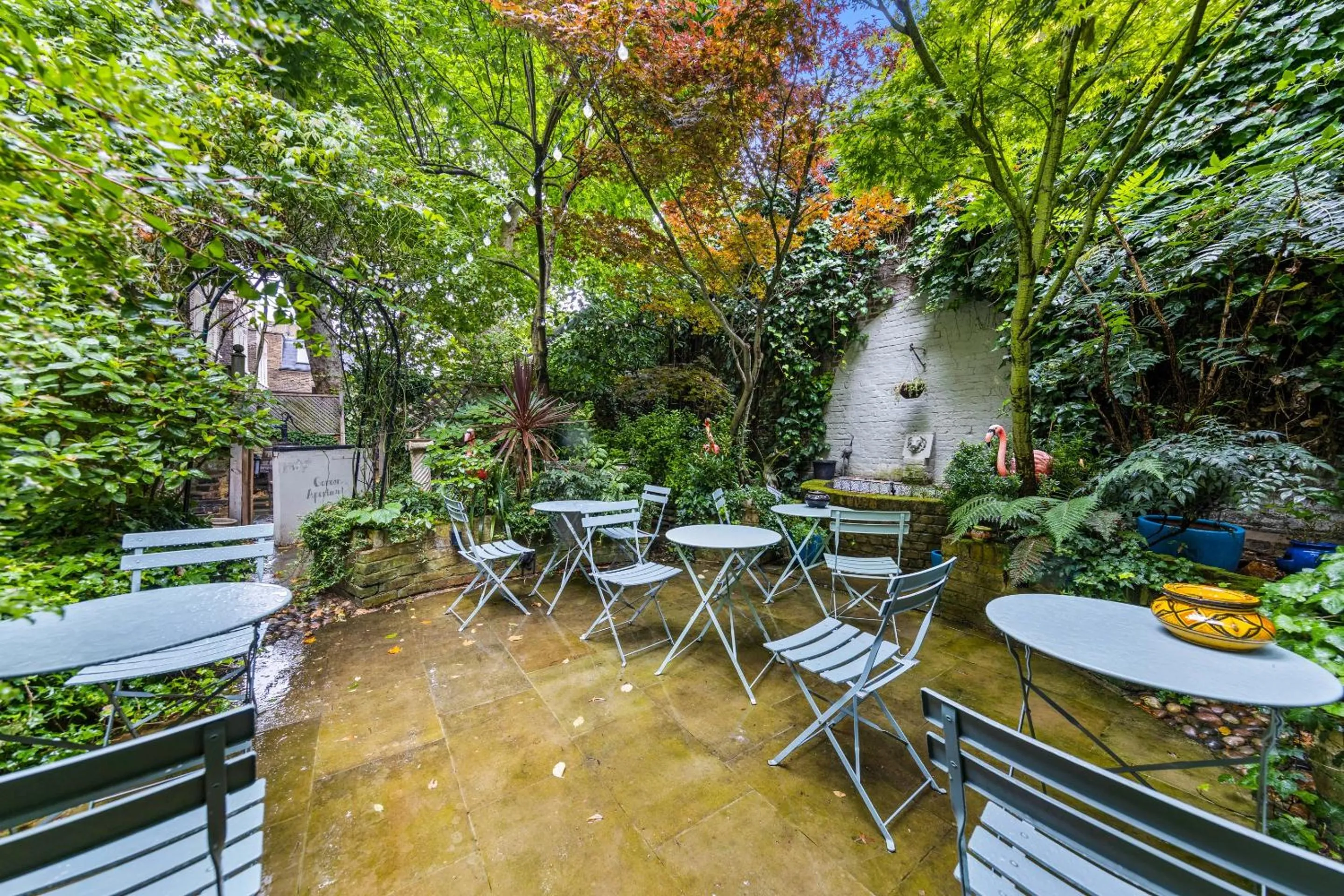 Garden in Vancouver Hotel and Studios