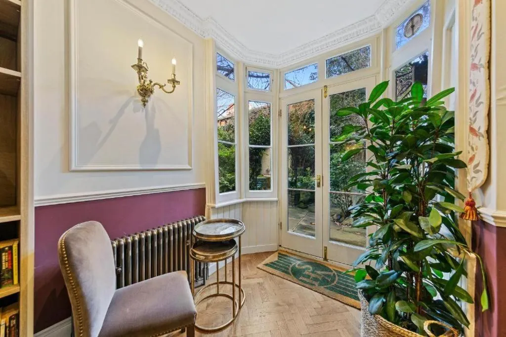 Living room in Vancouver Hotel and Studios