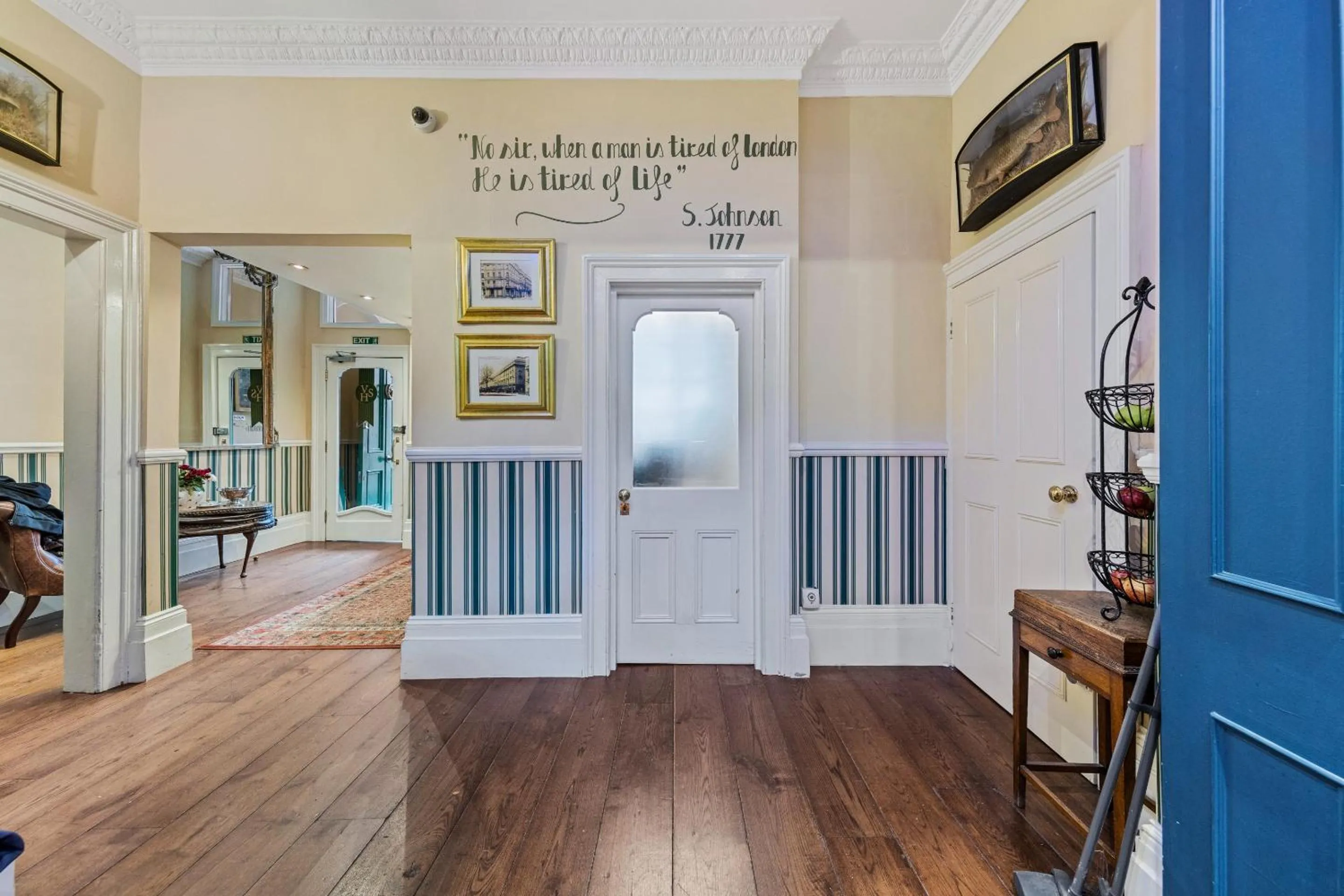 Lobby or reception, Bed in Vancouver Hotel and Studios