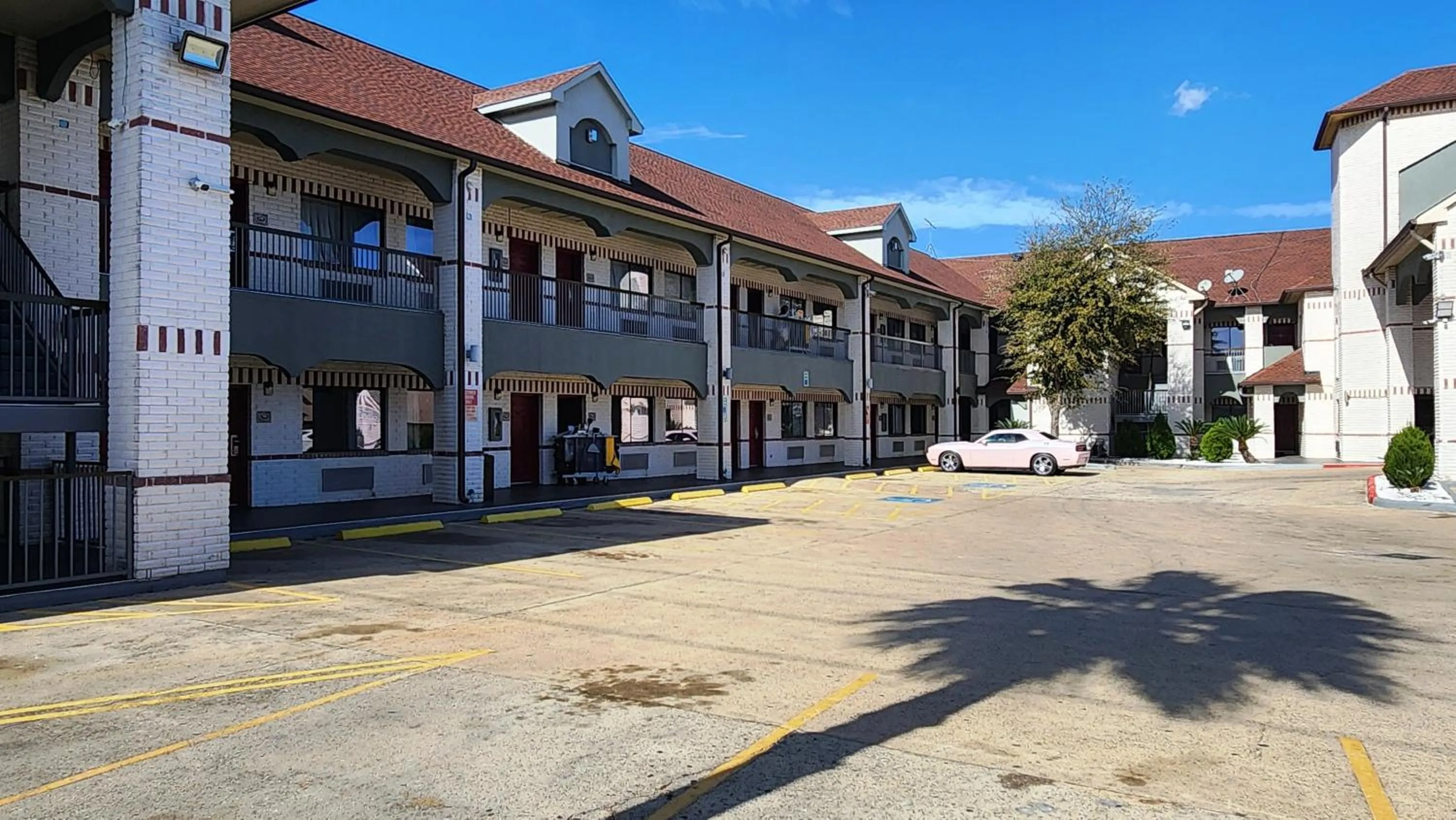 Property building in Scottish Inn & Suites Sam Houston Parkway