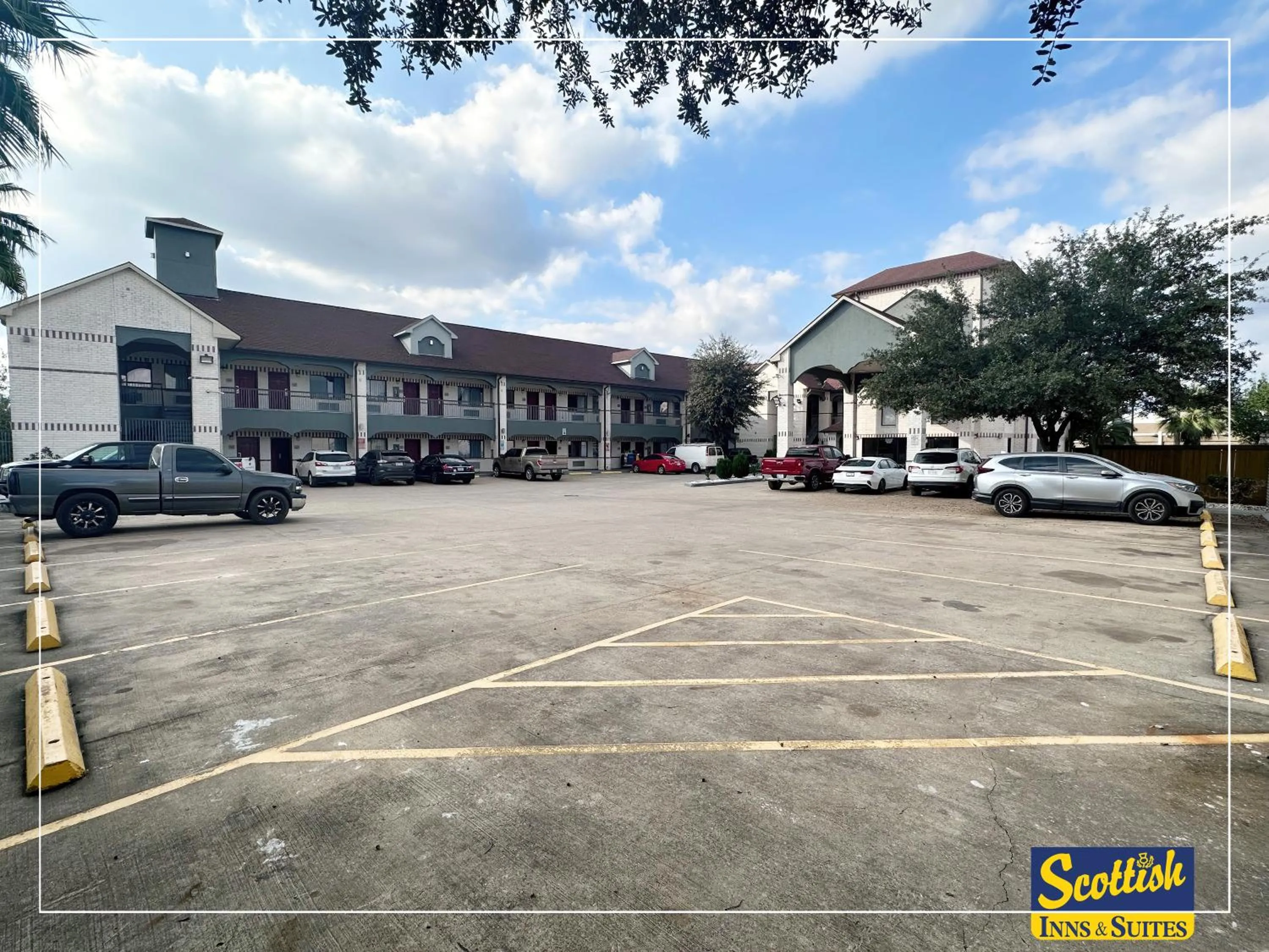 Property building in Scottish Inn & Suites Sam Houston Parkway