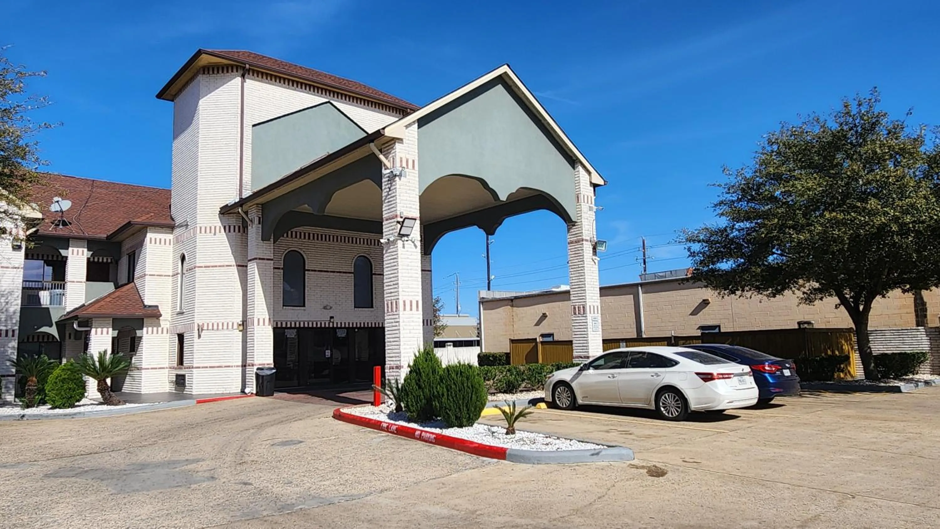Property building in Scottish Inn & Suites Sam Houston Parkway