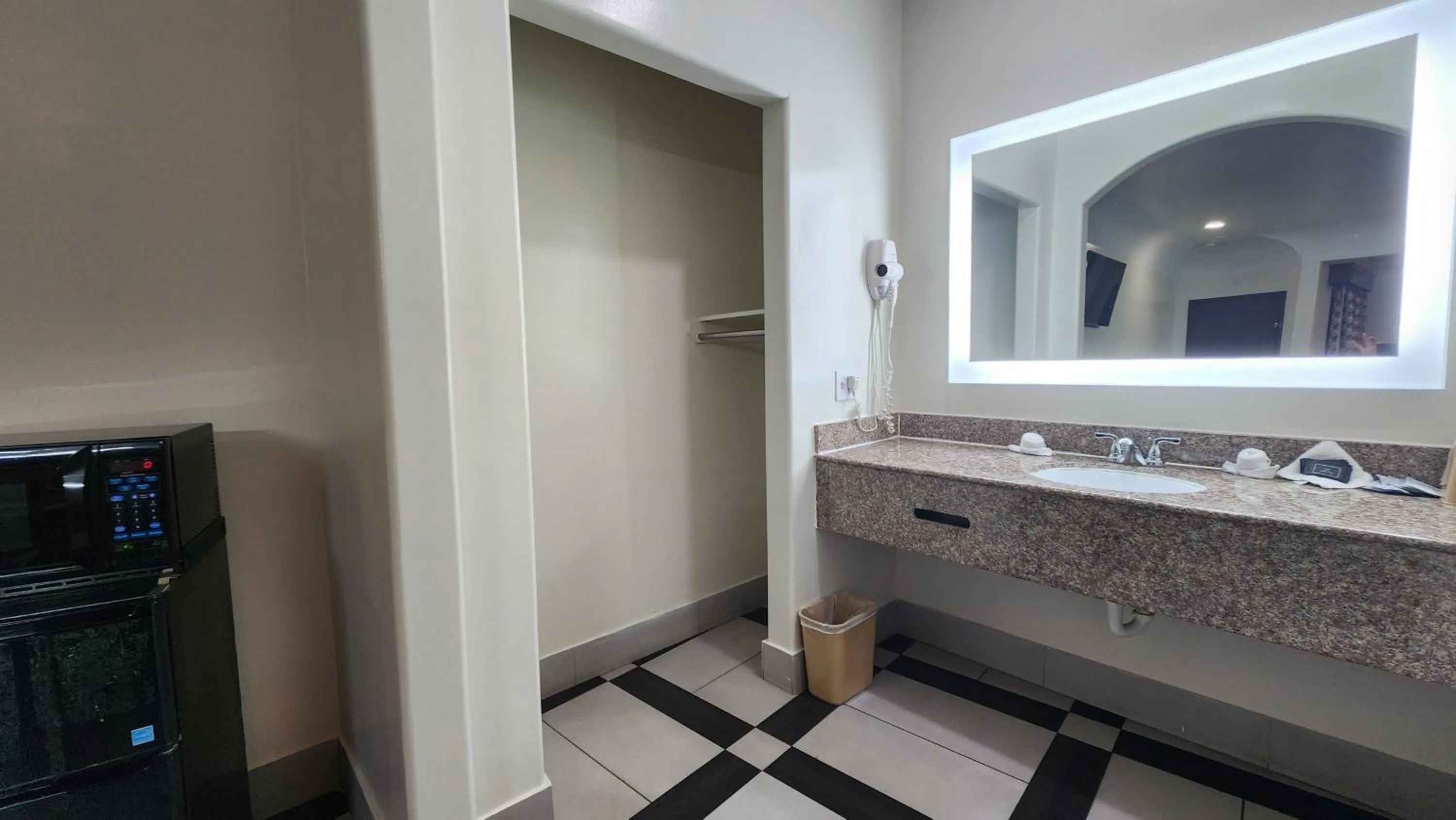 Bathroom in Scottish Inn & Suites Sam Houston Parkway