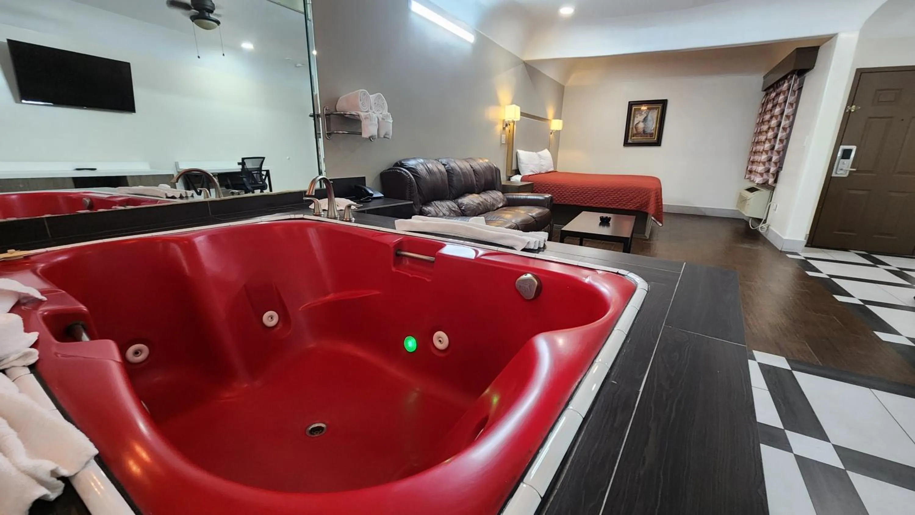 Bed in Scottish Inn & Suites Sam Houston Parkway