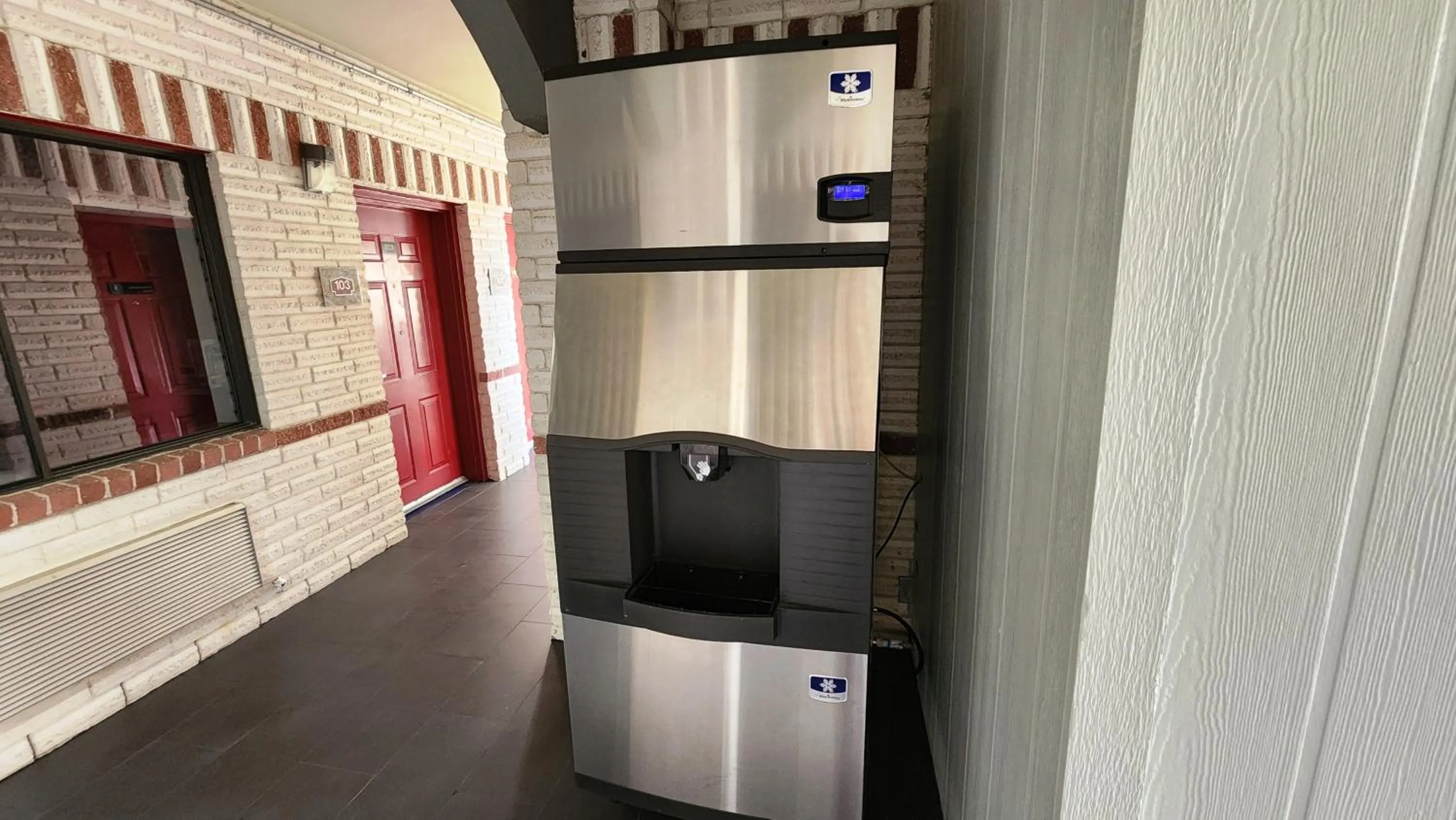 vending machine in Scottish Inn & Suites Sam Houston Parkway