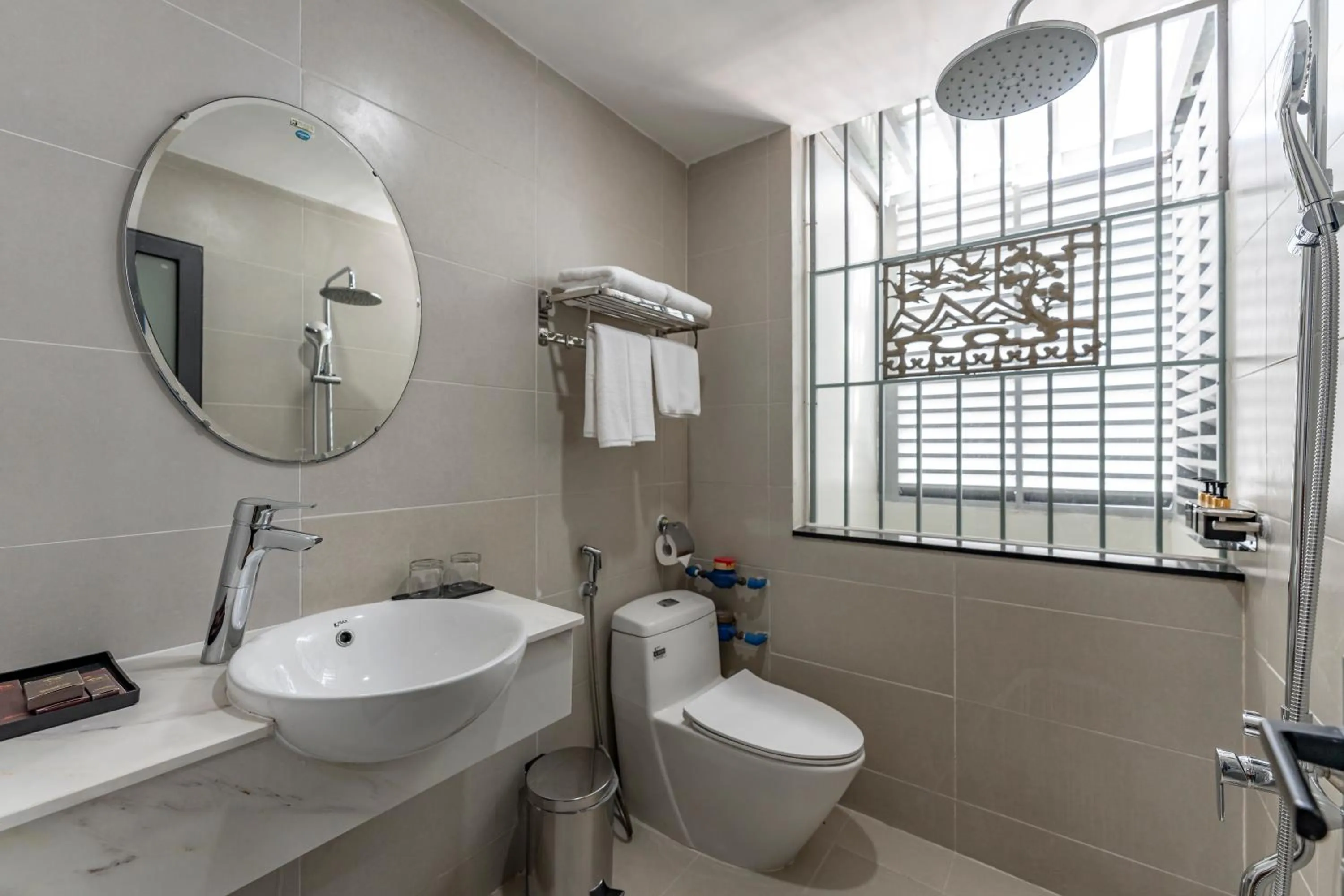 Shower in Thanh Long Hotel - Apartment