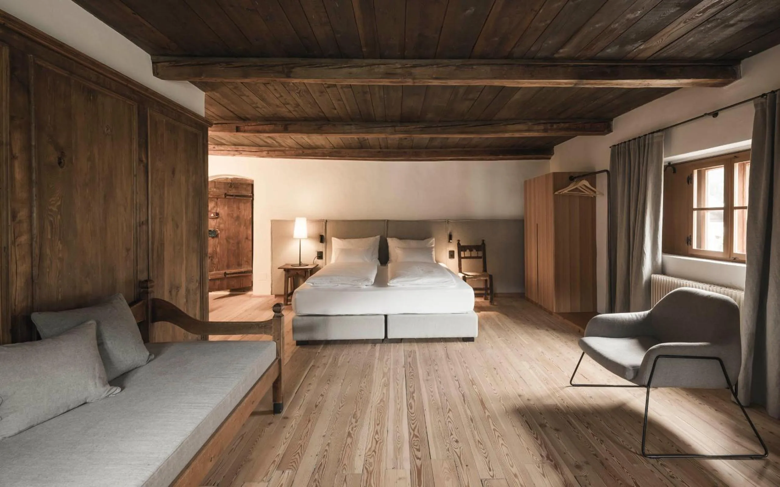 Bed in Ansitz Heufler by Norbert Niederkofler