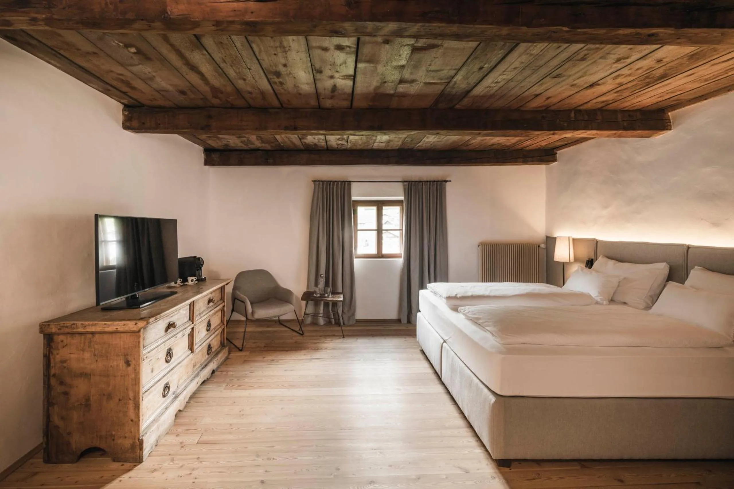 Bed in Ansitz Heufler by Norbert Niederkofler