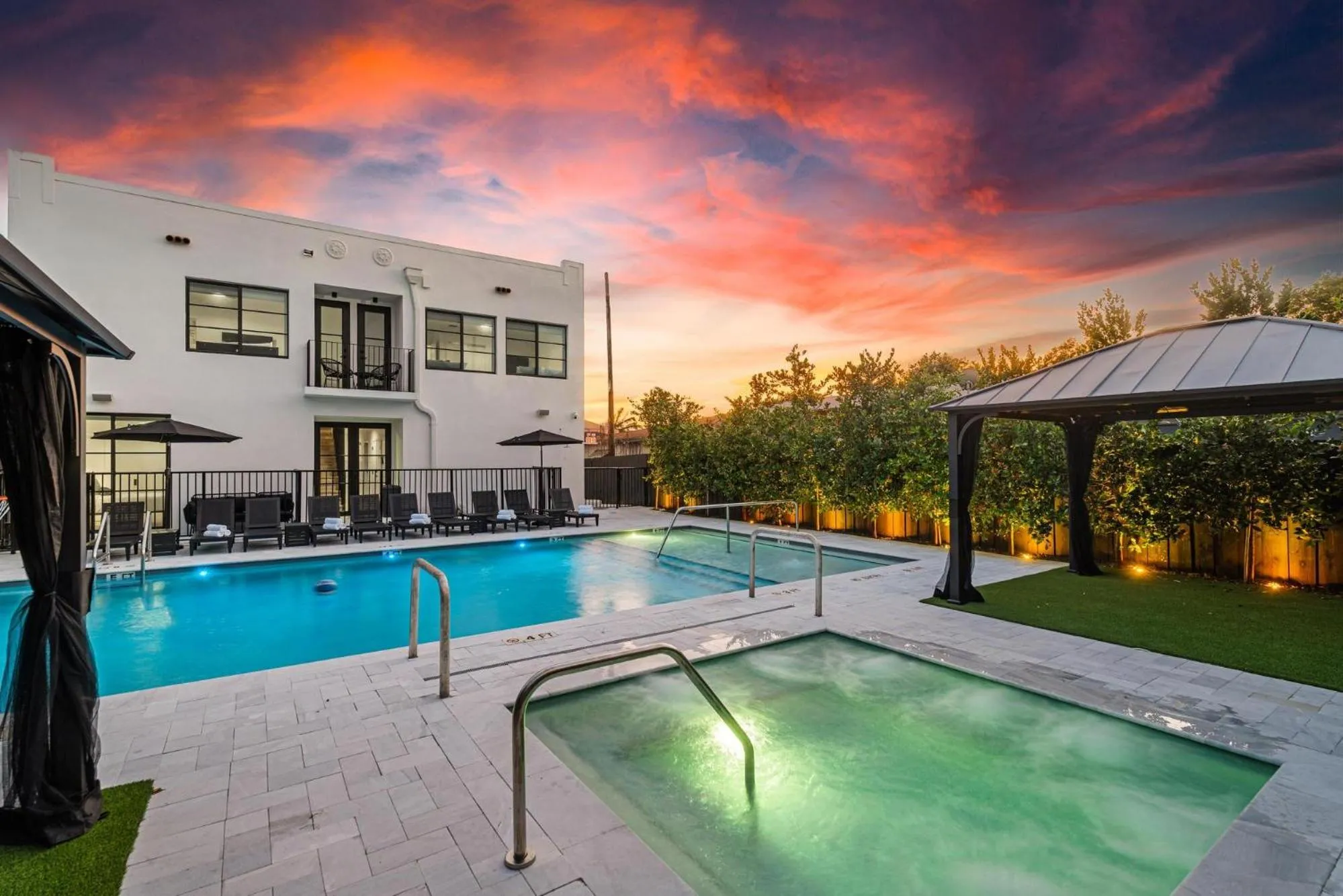 Swimming pool in Lux Retreat By Renzzi