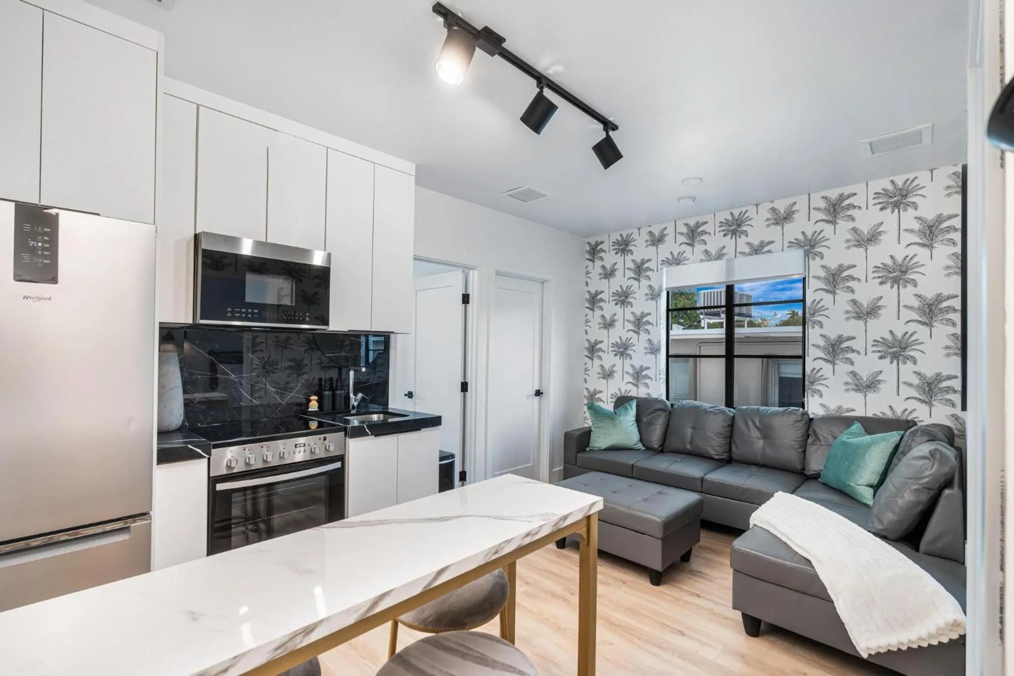 Living room in Lux Retreat By Renzzi