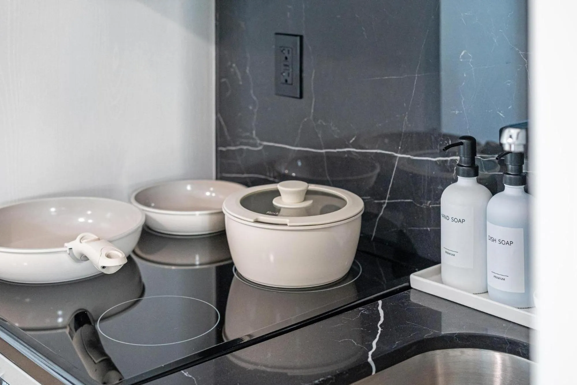 Kitchen or kitchenette in Lux Retreat By Renzzi