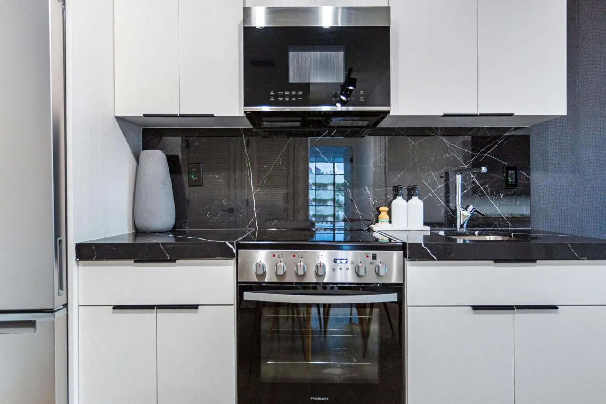 Kitchen or kitchenette in Lux Retreat By Renzzi