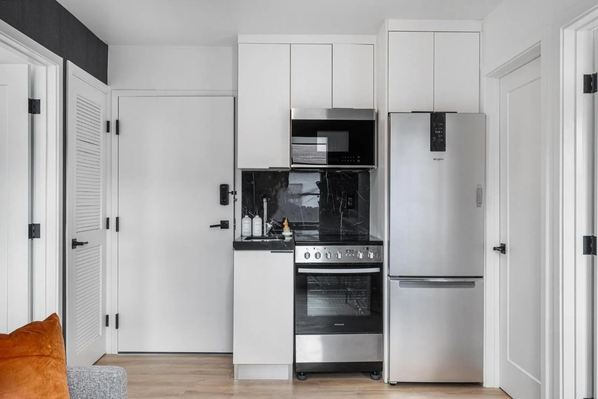 Kitchen or kitchenette in Lux Retreat By Renzzi