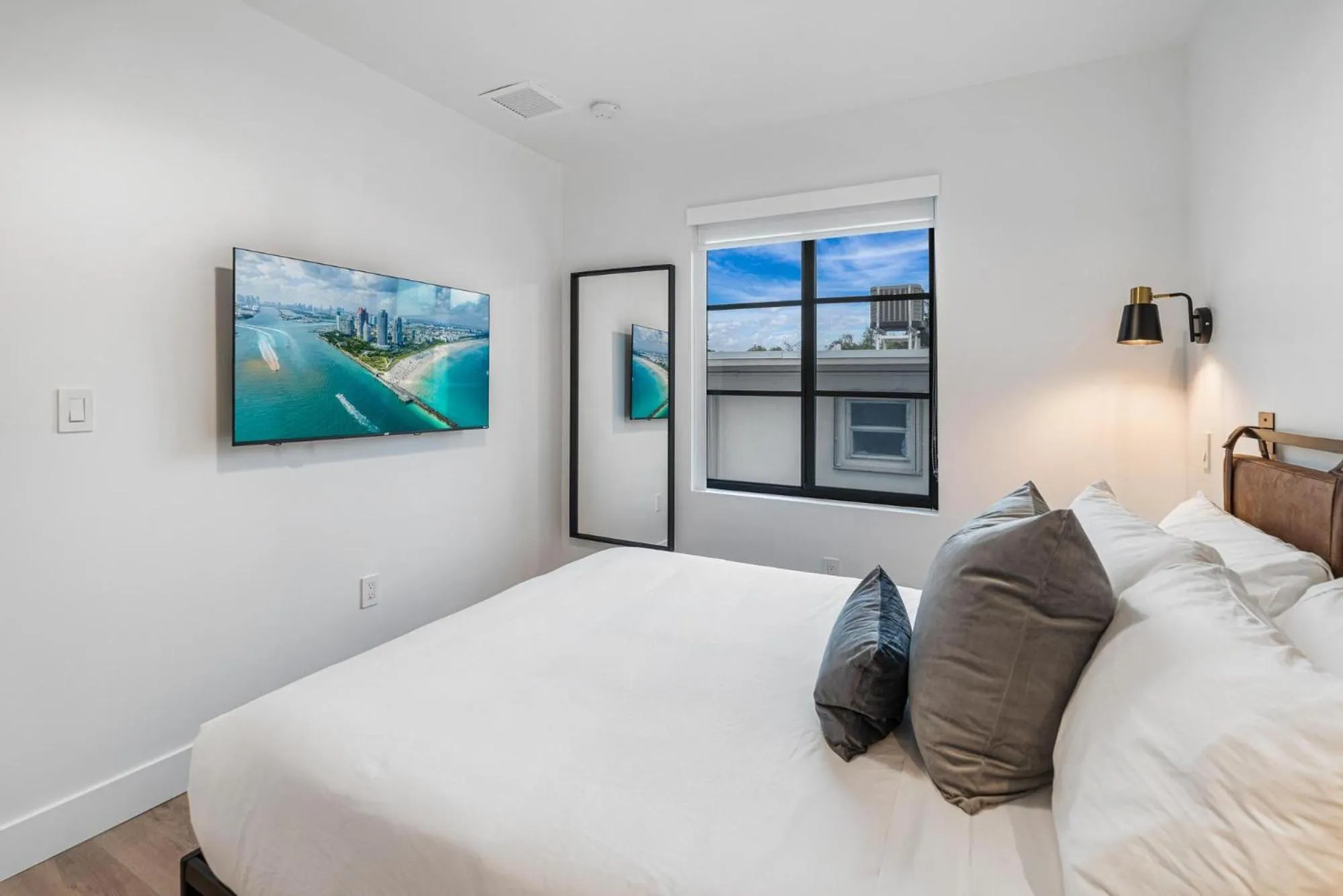 Photo of the whole room, Bed in Lux Retreat By Renzzi