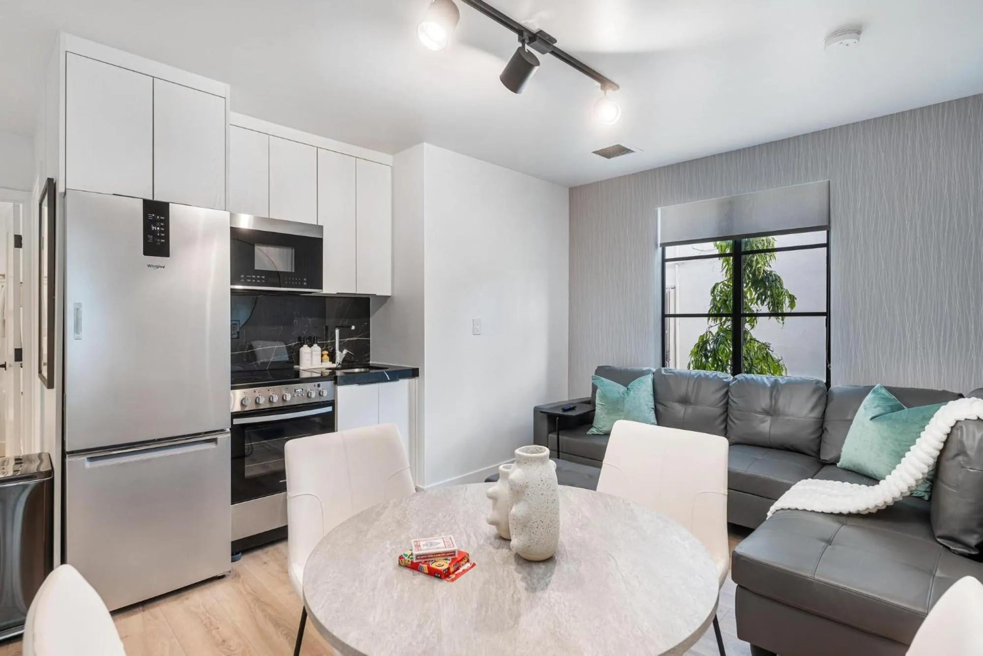 Kitchen or kitchenette in Lux Retreat By Renzzi