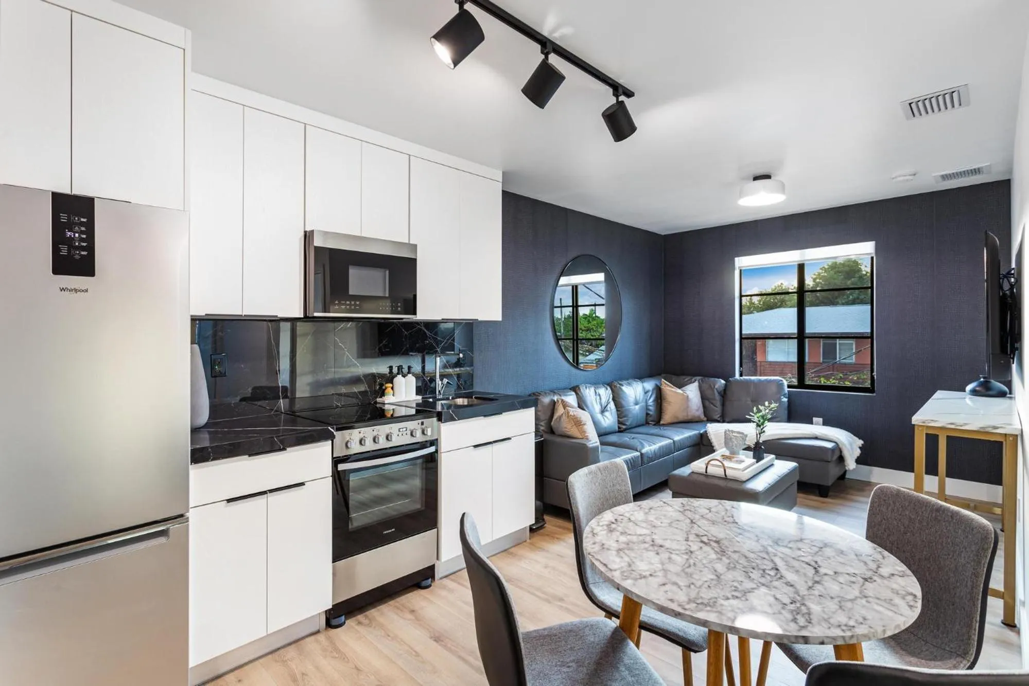 Kitchen or kitchenette in Lux Retreat By Renzzi